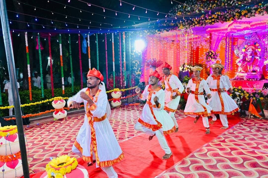 जिला जेल खरगोन में श्रद्धा और भक्ति के साथ गणेश उत्सव का आयोजन
________________
मराठी संस्कृति पर आधारित सांस्कृतिक प्रस्तुतियों ने बांधा समां
________________
बंदियों की रचनात्मक प्रस्तुतियों ने दिया सुधार और सकारात्मक परिवर्तन का संदेश
________________
खरगोन 22 सितंबर 2026। जिला जेल खरगोन में गणेश उत्सव के अवसर पर श्रद्धा, भक्ति, संस्कृति एवं सामाजिक समरसता से परिपूर्ण कार्यक्रम आयोजित किया गया। कार्यक्रम में क्षेत्रीय विधायक श्री बालकृष्ण पाटीदार मुख्य अतिथि के रूप में शामिल हुए। जेल अधिकारी-कर्मचारियों के साथ बंदियों ने भी उत्साहपूर्वक सहभागिता की।
कार्यक्रम का शुभारंभ भगवान श्री गणेश की विधिवत पूजा-अर्चना एवं गणेश स्तोत्र के पाठ से हुआ। इसके पश्चात विधायक श्री बालकृष्ण पाटीदार ने भगवान श्री गणेश की महाआरती की। गणेश जी को छप्पन भोग अर्पित कर जेल परिवार, बंदियों एवं उनके परिजनों के सुख, शांति एवं समृद्धि की कामना की गई।
गणेश उत्सव के लिए जेल परिसर को आकर्षक ढंग से सजाया गया था। भगवान श्री गणेश की सुंदर झांकी के साथ पूरे परिसर में भक्तिमय वातावरण बना रहा। महाआरती के बाद मराठी संस्कृति पर आधारित सांस्कृतिक कार्यक्रम आयोजित किए गए। महिला एवं पुरुष बंदियों तथा जेल कर्मचारियों ने पारंपरिक वेशभूषा में महाराष्ट्र की लोक-संस्कृति एवं परंपराओं पर आधारित मनमोहक नृत्य प्रस्तुतियां दीं।
कार्यक्रम का विशेष आकर्षण जेल अधीक्षक सुश्री हिमानी मनवारे सिंह की भक्तिमय गीत “सत्यम्, शिवम्, सुंदरम्” की भावपूर्ण प्रस्तुति रही। उनकी प्रस्तुति ने वातावरण को भक्तिरस से भर दिया। उपस्थित अतिथियों एवं जेल परिवार ने प्रस्तुति की सराहना की।
विधायक श्री बालकृष्ण पाटीदार ने बंदियों एवं जेल कर्मचारियों की सांस्कृतिक प्रस्तुतियों की सराहना करते हुए गणेश उत्सव को श्रद्धा और संस्कृति का सुंदर संगम बताया। उन्होंने बंदियों द्वारा उत्साह एवं लगन से तैयार की गई प्रस्तुतियों की प्रशंसा की।
कार्यक्रम में बंदियों की सक्रिय सहभागिता ने यह संदेश दिया कि जेल केवल सुरक्षा एवं निरुद्धता का स्थान नहीं, बल्कि सुधार, संस्कार, रचनात्मकता और सकारात्मक परिवर्तन का भी केंद्र है। धार्मिक एवं सांस्कृतिक आयोजनों के माध्यम से बंदियों में सकारात्मक सोच, अनुशासन, आत्मविश्वास तथा समाज की मुख्यधारा से जुड़ने की भावना को प्रोत्साहित किया जा रहा है।
कार्यक्रम के दौरान जेल अधिकारी-कर्मचारियों एवं बंदियों ने मिलकर उत्सव में सहभागिता की, जिससे जेल परिसर में सौहार्दपूर्ण एवं पारिवारिक वातावरण बना। अंत में पूरा परिसर “गणपति बप्पा मोरया” के जयघोष से गूंज उठा। श्रद्धा, भक्ति, संस्कृति एवं रचनात्मकता से परिपूर्ण इस आयोजन ने गणेश उत्सव को यादगार बना दिया।
#JansamparkMP #khargone