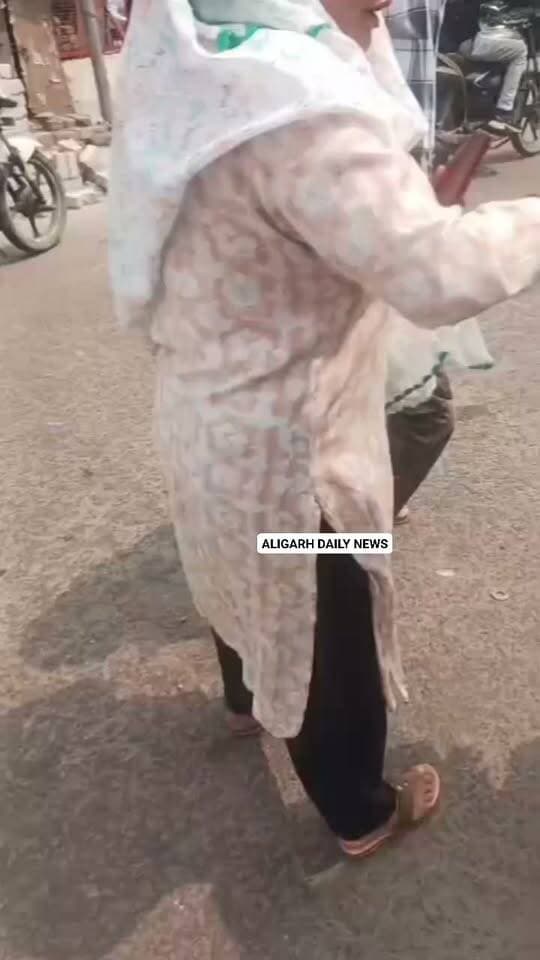 अलीगढ़ में ट्रैफिक लाइट पर महिला का जमकर हंगामा, ड्यूटी पर तैनात ट्रैफिक पुलिसकर्मी से मारपीट; घटना का एक और लाइव वीडियो आया सामने, सोशल मीडिया पर वायरल, गांधी पार्क थाना क्षेत्र के दुबे के पड़ाव चौराहे की घटना
#AligarhNews #Aligarh #TrafficPolice #ViralVideo #GandhiPark #TrafficViral