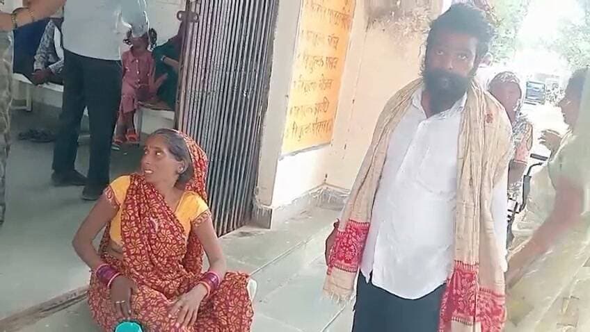 चित्रकूट ससुरालियों द्वारा गुटखा खाने को लेकर पिटाई से घायल विवाहिता की इलाज के दौरान मौत परिजनों में मातम। चित्रकूट जनपद के कवि कोतवाली अंतर्गत सीतापुर चौकी क्षेत्र के सीतापुर कस्बे के निवासी 24 वर्षीय महिला कि आज मंगलवार की शाम 4:00 सोनपुर जिला अस्पताल में मौत हो गई अमृत का 24 वर्षीय अनुषा पत्नी संतोष गिरी के परिजनों ने ससुरालयों पर अनुषा की हत्या का आरोप लगाते हुए बताया कि अनुष्का की शादी आठ माह पहले सम्मेलन से अतर्रा निवासी संतोष गिरी के साथ हुई थी ससुराल में गुटखा खाने को लेकर अनुषा के साथ सास ससुर देवर नंद और पति ने रक्षाबंधन त्यौहार के मौके पर उसके साथ जमकर मारपीट की थी सर पर गंभीर चोट होने से अनुसा गंभीर रूप से घायल हो गई थी जिसको ससुरालियों द्वारा उसके मायके सीतापुर में छोड़ दिया गया था जहां सर पर गंभीर चोट होने के चलते अनुषा की बीते सोमवार की शाम को तबीयत बिगड़ी तो परिजन अनुषा को सोनेपुर जिला अस्पताल में भर्ती कराया था जहां उसका इलाज किया जा रहा था तभी आज ससुराल पक्ष के लोग भी जिला अस्पताल पहुंचे जहां से अनुषा को गंभीर अवस्था में प्रयागराज रेफर किया गया पर ससुराली जन अनुषा को प्रयागराज नहीं लेकर और आज मंगलवार की शाम 4:00 बजे अनुषा की जिला अस्पताल में ही मौत हो गई वही अनुषा की मौत से परिजनों में कोहरा मच गया और परिजनों को रो रो कर बुरा हाल है परिजनों ने ससुरालियों पर अनुषा की हत्या का आरोप लगाया और कार्रवाई की मांग की है वहीं सूचना पर पहुंची पुलिस द्वारा शव को कब्जे में लेकर अग्रिम कार्रवाई की जा रही है