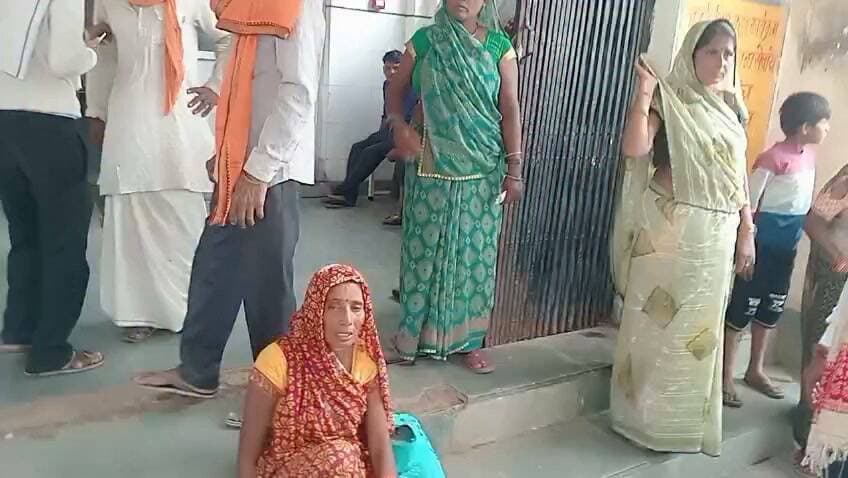 चित्रकूट ससुरालियों द्वारा गुटखा खाने को लेकर पिटाई से घायल विवाहिता की इलाज के दौरान मौत परिजनों में मातम। चित्रकूट जनपद के कवि कोतवाली अंतर्गत सीतापुर चौकी क्षेत्र के सीतापुर कस्बे के निवासी 24 वर्षीय महिला कि आज मंगलवार की शाम 4:00 सोनपुर जिला अस्पताल में मौत हो गई अमृत का 24 वर्षीय अनुषा पत्नी संतोष गिरी के परिजनों ने ससुरालयों पर अनुषा की हत्या का आरोप लगाते हुए बताया कि अनुष्का की शादी आठ माह पहले सम्मेलन से अतर्रा निवासी संतोष गिरी के साथ हुई थी ससुराल में गुटखा खाने को लेकर अनुषा के साथ सास ससुर देवर नंद और पति ने रक्षाबंधन त्यौहार के मौके पर उसके साथ जमकर मारपीट की थी सर पर गंभीर चोट होने से अनुसा गंभीर रूप से घायल हो गई थी जिसको ससुरालियों द्वारा उसके मायके सीतापुर में छोड़ दिया गया था जहां सर पर गंभीर चोट होने के चलते अनुषा की बीते सोमवार की शाम को तबीयत बिगड़ी तो परिजन अनुषा को सोनेपुर जिला अस्पताल में भर्ती कराया था जहां उसका इलाज किया जा रहा था तभी आज ससुराल पक्ष के लोग भी जिला अस्पताल पहुंचे जहां से अनुषा को गंभीर अवस्था में प्रयागराज रेफर किया गया पर ससुराली जन अनुषा को प्रयागराज नहीं लेकर और आज मंगलवार की शाम 4:00 बजे अनुषा की जिला अस्पताल में ही मौत हो गई वही अनुषा की मौत से परिजनों में कोहरा मच गया और परिजनों को रो रो कर बुरा हाल है परिजनों ने ससुरालियों पर अनुषा की हत्या का आरोप लगाया और कार्रवाई की मांग की है वहीं सूचना पर पहुंची पुलिस द्वारा शव को कब्जे में लेकर अग्रिम कार्रवाई की जा रही है