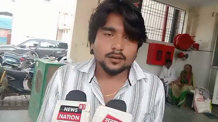चित्रकूट ससुरालियों द्वारा गुटखा खाने को लेकर पिटाई से घायल विवाहिता की इलाज के दौरान मौत परिजनों में मातम। चित्रकूट जनपद के कवि कोतवाली अंतर्गत सीतापुर चौकी क्षेत्र के सीतापुर कस्बे के निवासी 24 वर्षीय महिला कि आज मंगलवार की शाम 4:00 सोनपुर जिला अस्पताल में मौत हो गई अमृत का 24 वर्षीय अनुषा पत्नी संतोष गिरी के परिजनों ने ससुरालयों पर अनुषा की हत्या का आरोप लगाते हुए बताया कि अनुष्का की शादी आठ माह पहले सम्मेलन से अतर्रा निवासी संतोष गिरी के साथ हुई थी ससुराल में गुटखा खाने को लेकर अनुषा के साथ सास ससुर देवर नंद और पति ने रक्षाबंधन त्यौहार के मौके पर उसके साथ जमकर मारपीट की थी सर पर गंभीर चोट होने से अनुसा गंभीर रूप से घायल हो गई थी जिसको ससुरालियों द्वारा उसके मायके सीतापुर में छोड़ दिया गया था जहां सर पर गंभीर चोट होने के चलते अनुषा की बीते सोमवार की शाम को तबीयत बिगड़ी तो परिजन अनुषा को सोनेपुर जिला अस्पताल में भर्ती कराया था जहां उसका इलाज किया जा रहा था तभी आज ससुराल पक्ष के लोग भी जिला अस्पताल पहुंचे जहां से अनुषा को गंभीर अवस्था में प्रयागराज रेफर किया गया पर ससुराली जन अनुषा को प्रयागराज नहीं लेकर और आज मंगलवार की शाम 4:00 बजे अनुषा की जिला अस्पताल में ही मौत हो गई वही अनुषा की मौत से परिजनों में कोहरा मच गया और परिजनों को रो रो कर बुरा हाल है परिजनों ने ससुरालियों पर अनुषा की हत्या का आरोप लगाया और कार्रवाई की मांग की है वहीं सूचना पर पहुंची पुलिस द्वारा शव को कब्जे में लेकर अग्रिम कार्रवाई की जा रही है