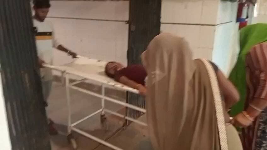 चित्रकूट भरतकूप के महादेवन में ई रिक्शा पलटने से ई रिक्शा के नीचे दबकर किशोरी घायल जिला अस्पताल में कराया भर्ती। मामला चित्रकूट जनपद के भरतकूप थाना अंतर्गत महादेवन गांव का आज मंगलवार की दोपहर करीब 3:00 बजे का है जहां ई रिक्शा पलटने से ई रिक्शा में दबाकर 11 वर्षीया किशोरी घायल हो गई घायल किशोरी राधा पुत्री ललित के परिजनों ने बताया कि राधा ई रिक्शा में बैठकर घर के बाहर ही घूमने जा रही थी तबीयत अचानक ई रिक्शा अनियंत्रित होकर पलट गया और वह ई रिक्शा में दब गई इसको परिजनों द्वारा ई रिक्शा के नीचे से निकालकर घायल अवस्था में जिला अस्पताल में भर्ती कराया गया है जहां राधा का इलाज किया जा रहा है