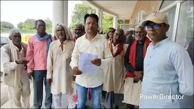 चित्रकूट जिले के राजपुर तहसील के सुरसेन गांव में 40 वर्ष पूर्व पट्टे में मिली जमीन को लेकर मांग करने पहुंचे जिलाधिकारी के पास