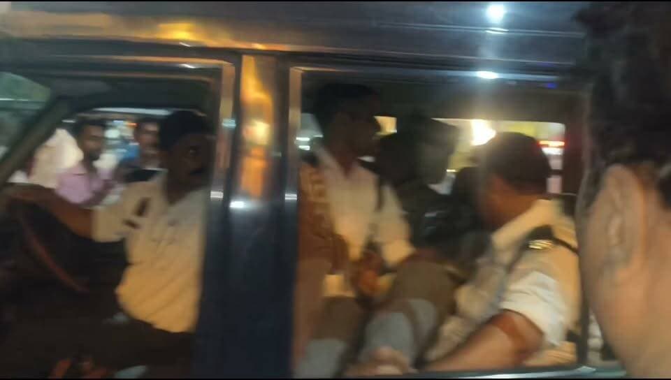 चित्रकूट से इस वक्त की बड़ी खबर सामने आ रही है…
जहां ट्रैफिक पुलिस की कार्रवाई को लेकर एक वीडियो सोशल मीडिया पर तेजी से वायरल हो रहा है और पुलिस की कार्यप्रणाली पर सवाल खड़े किए जा रहे हैं।
बताया जा रहा है कि एक व्यक्ति अपनी पत्नी का इलाज कराने अस्पताल जा रहा था। इसी दौरान ट्रैफिक पुलिस ने उसे रोककर जांच शुरू की। पीड़ित का आरोप है कि उसने पुलिसकर्मियों को बताया कि उसकी पत्नी की तबीयत खराब है और वह इलाज के लिए जा रहा है, लेकिन इसके बावजूद उसे ट्रैफिक कंट्रोल रूम ले जाया गया।
पीड़ित का आरोप है कि वहां उसके साथ मारपीट की गई और बाद में गाड़ी में बैठाकर कोतवाली ले जाया गया। वहीं ट्रैफिक इंस्पेक्टर हरिराम यादव की ओर से बताया गया कि व्यक्ति शराब के नशे में था। हालांकि, वायरल वीडियो और पूरे मामले की वास्तविकता की स्वतंत्र पुष्टि होना अभी बाकी है।
शायरी—
"वर्दी का रुतबा तभी अच्छा लगता है,
जब इंसाफ का रास्ता सच्चा लगता है।
जनता की मजबूरी को भी समझना होगा,
कानून के साथ इंसानियत को भी रखना होगा।"
सबसे भावुक तस्वीर उस वक्त सामने आई, जब कथित रूप से पीड़ित की पत्नी, जिसका हाथ टूटा हुआ बताया जा रहा है, दो बच्चों के साथ सड़क पर मदद की गुहार लगाती नजर आई।
अब सवाल कई हैं—क्या वास्तव में व्यक्ति शराब के नशे में था?
क्या पुलिस की कार्रवाई नियमों के मुताबिक हुई?
और अगर महिला इलाज के लिए जा रही थी, तो क्या मानवीय दृष्टिकोण से पुलिस को मामले को समझने की जरूरत नहीं थी?
शायरी—
"मुश्किल में जो साथ दे, वही अपना कहलाता है,
दर्द समझने वाला ही इंसान कहलाता है।
कानून जरूरी है, मगर इतना भी नहीं,
कि इंसानियत का रास्ता ही बंद हो जाए कहीं।"
वीडियो सोशल मीडिया पर वायरल होने के बाद अब जनता की नजरें चित्रकूट पुलिस प्रशासन पर टिकी हैं। मामले में पुलिस की ओर से क्या आधिकारिक पक्ष सामने आता है और जांच में क्या सच्चाई निकलकर आती है, यह आने वाला वक्त बताएगा।
क्योंकि शाम का वक्त वह समय होता है, जब नौकरी-पेशा लोग अपने काम से लौटकर परिवार की जरूरतों और इलाज के लिए निकलते हैं। ऐसे में पुलिस की हर कार्रवाई में कानून के साथ-साथ परिस्थितियों को समझना भी बेहद जरूरी है।
शायरी—
"सत्ता हो या वर्दी, जिम्मेदारी बड़ी होती है,
जनता की उम्मीद हमेशा खड़ी होती है।
एक फैसला दिल जीत सकता है हजारों का,
और एक गलती सवाल खड़े कर सकती है पूरे सिस्टम पर।"
अब उम्मीद यही है कि चित्रकूट पुलिस प्रशासन वायरल वीडियो और पूरे मामले की निष्पक्ष जांच कराएगा। अगर कहीं पुलिसकर्मियों की ओर से नियमों का उल्लंघन या अनुचित व्यवहार सामने आता है, तो नियमानुसार कार्रवाई होगी।
फिलहाल इस पूरे मामले में पुलिस का आधिकारिक और विस्तृत पक्ष सामने आना बाकी है।
कैमरे के पीछे से लेकर खबर की हर अपडेट तक, हम रखेंगे आप तक पूरी जानकारी।