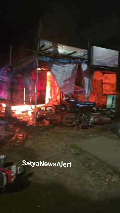 #BreakingNews
Major Fire Breaks Out in Rourkela; One Seriously Injured
A major fire broke out at a house near College Road under Brahmani Tarang police limits in Rourkela.
One person sustained serious burn injuries in the incident and was rushed to a hospital for treatment.
The exact cause of the fire is yet to be ascertained.
More details are awaited.
#MajorFire #SatyaNewsAlert #rourkela