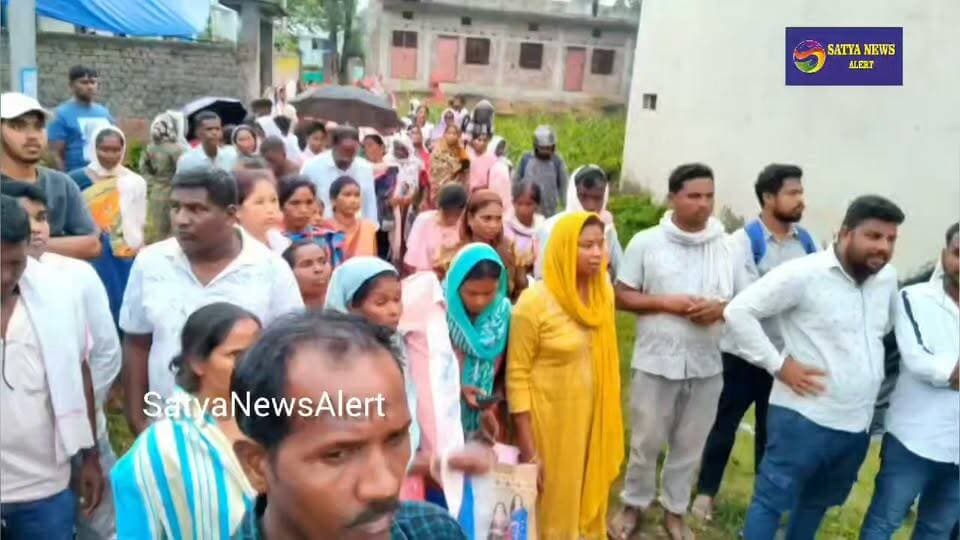 BSF Jawan Bhartu Bhagat Laid to Rest with Full Honours 🇮🇳
Emotional farewell to BSF jawan Bhartu Bhagat
• Last rites performed at his native village Mahul Chhapar in Nuagaon Block
• Funeral held with full state honours
• BSF team from Bhubaneswar accorded a Guard of Honour
• Hundreds of villagers gathered to pay their final respects
• Wife and family members left devastated by his untimely death
• Bhartu Bhagat died after a truck hit his scooter on NH-143 in Birmitrapur
• Locals had blocked the highway for nearly 8 hours in protest after the fatal accident
🇮🇳 A final salute to the brave jawan.