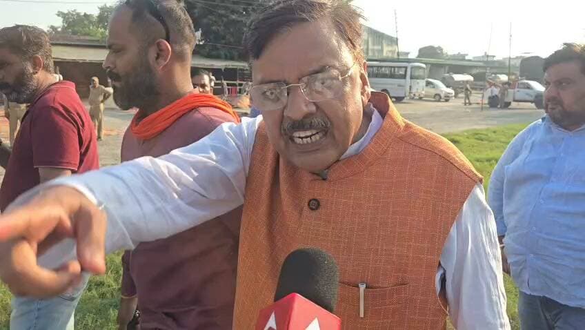 किच्छा स्ट्रांग रूम बना अखाड़ा: बेहड़-शुक्ला समर्थकों में मारपीट, पुलिस ने फटकारी लाठियां