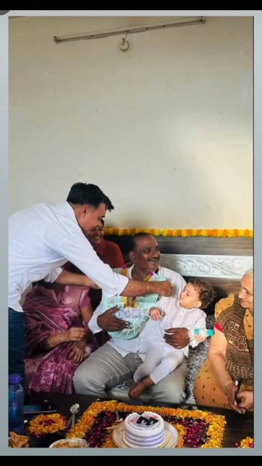 नवीन कुंपावत ने अनोखे अंदाज में मनाया अपनी जीत का जश्न वार्डवासियों ने किया स्वागत जमकर हुई आतिशबाजी