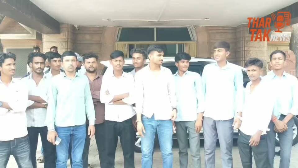 बाड़मेर की स्कूल जिस पर गुजरती है विद्युत की खतरनाक तार समय रहते ठीक करो लोग आए ज्ञापन देने