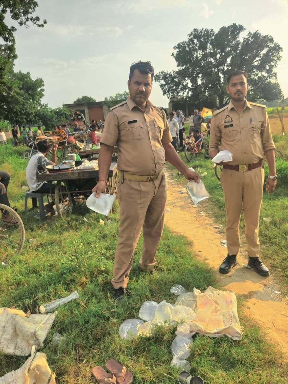 _*अवैध कच्ची शराब के विरुद्ध आबकारी विभाग की कार्रवाई, 30 लीटर शराब बरामद*_
*रायबरेली, 22 सितम्बर 2026*
आबकारी आयुक्त, उत्तर प्रदेश, प्रयागराज के निर्देश एवं उप आबकारी आयुक्त, लखनऊ प्रभार के मार्गदर्शन तथा जिला आबकारी अधिकारी रायबरेली के नेतृत्व में अवैध शराब के निर्माण, बिक्री एवं तस्करी के विरुद्ध प्रवर्तन अभियान चलाया जा रहा है।
अभियान के अंतर्गत आबकारी निरीक्षक क्षेत्र-1 प्रशांत कुमार मय हमराह द्वारा सदर तहसील के थाना गुरुबक्शगंज अंतर्गत हाजीपुर बाजार में अवैध कच्ची शराब के निर्माण एवं बिक्री के अड्डों तथा संदिग्ध घरों पर दबिश दी गई। कार्रवाई के दौरान कुल 30 लीटर अवैध कच्ची शराब बरामद की गई। प्रकरण में आबकारी अधिनियम की सुसंगत धाराओं के अंतर्गत 02 अभियोग पंजीकृत किए गए।