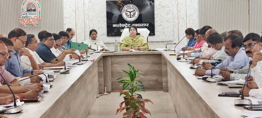 *डीएम की अध्यक्षता में जिला स्वास्थ्य समिति की शासी निकाय की बैठक सम्पन्न*
*संचारी रोग नियंत्रण अभियान को प्रभावी ढंग से संचालित करने के लिए विभागों के बीच बेहतर समन्वय सुनिश्चित करें- जिलाधिकारी*
*01 से 31 अक्टूबर तक चलेगा संचारी रोग नियंत्रण अभियान*
*12 से 31 अक्टूबर तक आयोजित होगा दस्तक अभियान*
*रायबरेली-22 सितम्बर 2026,*
जिलाधिकारी सरनीत कौर ब्रोका की अध्यक्षता में आज कलेक्ट्रेट सभागार में जिला स्वास्थ्य समिति की शासी निकाय की बैठक सम्पन्न हुई। बैठक में जनपद में संचालित स्वास्थ्य विभाग की विभिन्न योजनाओं एवं कार्यक्रमों की प्रगति की समीक्षा करते हुए संबंधित अधिकारियों को आवश्यक दिशा-निर्देश दिए गए।
बैठक से पूर्व जनपद में 01 अक्टूबर से 31 अक्टूबर 2026 तक संचालित होने वाले संचारी रोग नियंत्रण अभियान तथा 12 अक्टूबर से 31 अक्टूबर 2026 तक चलने वाले दस्तक अभियान की तैयारियों के संबंध में भी विस्तृत समीक्षा की गई। जिलाधिकारी ने निर्देश दिए कि दोनों अभियानों को प्रभावी एवं व्यापक रूप से संचालित किया जाए तथा अभियान से जुड़े सभी विभाग आपसी समन्वय के साथ कार्य करते हुए निर्धारित दायित्वों का समयबद्ध ढंग से निर्वहन सुनिश्चित करें।
उन्होंने कहा कि संचारी रोगों की रोकथाम के लिए जनजागरूकता के साथ-साथ साफ-सफाई, जलभराव की स्थिति का निराकरण, स्वच्छ पेयजल की उपलब्धता, मच्छरों के प्रजनन पर प्रभावी नियंत्रण तथा संवेदनशील क्षेत्रों में विशेष निगरानी सुनिश्चित की जाए। ग्रामीण एवं नगरीय क्षेत्रों में लोगों को संचारी रोगों से बचाव के उपायों के प्रति जागरूक किया जाए तथा स्वास्थ्य विभाग द्वारा चिन्हित लक्षण वाले मरीजों की समय से जांच एवं उपचार की व्यवस्था सुनिश्चित की जाए।
जिलाधिकारी ने संबंधित विभागों को निर्देशित किया कि दस्तक अभियान के दौरान आशा एवं अन्य फील्ड कार्यकर्ताओं के माध्यम से घर-घर संपर्क कर लोगों को संचारी रोगों से बचाव के उपायों की जानकारी दी जाए तथा संभावित रोगियों की पहचान कर उन्हें आवश्यक स्वास्थ्य सेवाएं उपलब्ध कराई जाएं। उन्होंने अभियान के दौरान साफ-सफाई एवं स्वच्छता गतिविधियों को भी प्राथमिकता देने के निर्देश दिए।
बैठक में जिला स्वास्थ्य समिति के माध्यम से संचालित स्वास्थ्य सेवाओं, योजनाओं एवं कार्यक्रमों की प्रगति की समीक्षा करते हुए जिलाधिकारी ने स्वास्थ्य सेवाओं की गुणवत्ता में निरंतर सुधार, मरीजों को समय से उपचार उपलब्ध कराने तथा शासन की स्वास्थ्य योजनाओं का लाभ पात्र लाभार्थियों तक पहुंचाने पर विशेष जोर दिया।
उन्होंने संबंधित अधिकारियों को निर्देश दिए कि अभियान के दौरान ग्राम पंचायत स्तर से लेकर जनपद स्तर तक गतिविधियों की नियमित मॉनीटरिंग की जाए तथा अभियान की प्रगति की रिपोर्ट समय से उपलब्ध कराई जाए। उन्होंने कहा कि जनस्वास्थ्य से जुड़े अभियानों में किसी भी स्तर पर लापरवाही न बरती जाए और सभी विभाग अपनी जिम्मेदारियों का प्रभावी ढंग से निर्वहन करें।
बैठक में मुख्य विकास अधिकारी अंजुलता, मुख्य चिकित्सा अधिकारी डॉ. मनोज शुक्ला, जिला विकास अधिकारी वर्षा सिंह, जिला बेसिक शिक्षा अधिकारी राहुल सिंह, जिला कार्यक्रम अधिकारी सुरेन्द्र कुमार सहित स्वास्थ्य विभाग एवं संबंधित विभागों के अधिकारी उपस्थित रहे।