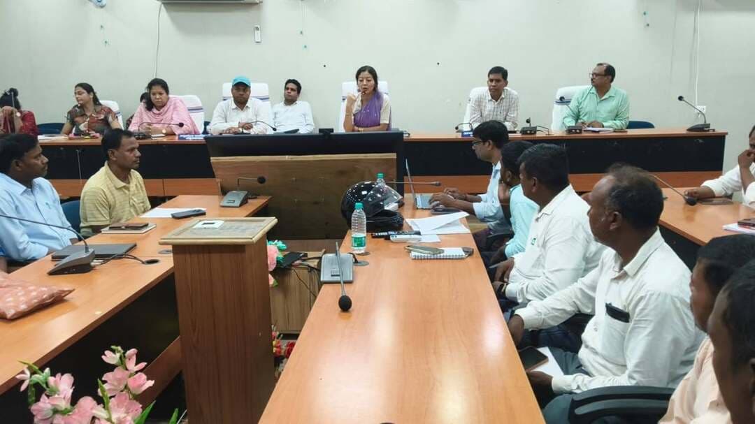 अभियान बसेरा-2 : जिले में 5,416 आवेदन जमा, डीएम ने महादलित टोलों में जागरूकता बढ़ाने के दिए निर्देश
जहानाबाद : अभियान बसेरा-2 के तहत मंगलवार से जिले के सभी अंचल एवं पंचायत स्तर पर शिविर शुरू किए गए। जिलाधिकारी छिरिङ वाई भूटिया ने विकास मित्रों एवं संबंधित पदाधिकारियों के साथ बैठक कर शिविरों में आवेदन प्राप्ति और लोगों को दी जा रही सुविधाओं की समीक्षा की। अपर समाहर्ता ने बताया कि पहले दिन जिले के सभी अंचल एवं पंचायत कार्यालयों में कुल 5,416 आवेदन प्राप्त हुए। सभी आवेदनों के लिए 5,416 क्यूआर कोड भी जनरेट किए गए।
समीक्षा के दौरान डीएम ने विकास मित्रों को महादलित टोलों में जाकर अभियान के बारे में लोगों को जागरूक करने का निर्देश दिया। उन्होंने कहा कि पात्र लोग अपने पंचायत या अंचल स्तर पर आयोजित शिविर में ही आवेदन जमा करें। उन्होंने राज्य मुख्यालय पटना जाकर आवेदन जमा करने के नाम पर लोगों को गुमराह करने वाली अफवाहों से सावधान रहने की अपील की।
डीएम ने स्पष्ट किया कि आवेदन जमा करने की सुविधा स्थानीय स्तर पर उपलब्ध है। लोगों को गुमराह कर राज्य मुख्यालय ले जाने वालों के विरुद्ध कार्रवाई की जाएगी। इसके लिए पंचायत सरकार भवन और अंचल कार्यालयों में प्रमुख स्थानों पर फ्लेक्स एवं होर्डिंग लगाने का निर्देश दिया गया है। इनमें शिविर, आवेदन की पावती और ऑनलाइन आवेदन की सुविधा की जानकारी प्रदर्शित की जाएगी। अंचलाधिकारियों को माइकिंग के माध्यम से भी व्यापक प्रचार-प्रसार कराने को कहा गया।
विकास मित्रों, राजस्व कर्मचारियों और पंचायत सचिवों को लोगों को जागरूक करने तथा उनके आवेदन प्राप्त करने की जिम्मेदारी दी गई है। जिला कल्याण पदाधिकारी को विकास मित्रों के साथ समन्वय कर लगातार अनुश्रवण करने का निर्देश दिया गया। वरीय पदाधिकारियों को सुबह छह बजे से संबंधित पंचायतों में भ्रमण कर शिविरों की व्यवस्था और आवेदन प्राप्ति की निगरानी करने को कहा गया।
डीएम ने पात्र परिवारों से अपील की कि वे किसी के बहकावे में न आएं, अपने पंचायत अथवा अंचल स्तर के शिविर में आवेदन जमा करें और आवेदन की पावती अवश्य प्राप्त करें।