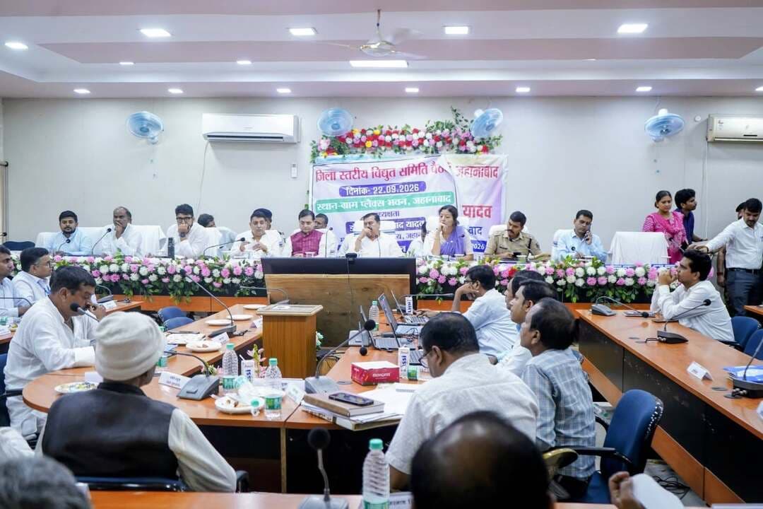 आरडीएसएस के तहत बिजली व्यवस्था मजबूत करने का काम तेज, सौर ऊर्जा योजनाओं की भी समीक्षा
जहानाबाद : जिला स्तरीय विद्युत समिति की बैठक मंगलवार को सांसद डॉ. सुरेंद्र प्रसाद यादव की अध्यक्षता में समाहरणालय सभाकक्ष में हुई। इसमें जिले में विद्युत आपूर्ति की स्थिति, विद्युत आधारभूत संरचना के विकास और केंद्र प्रायोजित ऊर्जा योजनाओं की प्रगति की समीक्षा की गई।
बैठक में जिलाधिकारी छिरिंग वाई भूटिया, जहानाबाद विधायक राहुल कुमार, मखदुमपुर विधायक सुबेदार दास और घोसी विधायक ऋतुराज कुमार सहित अन्य जनप्रतिनिधि एवं संबंधित विभागों के पदाधिकारी मौजूद रहे।
विद्युत विभाग की ओर से बताया गया कि आरडीएसएस-1 के तहत रीकंडक्टरिंग और ट्रांसफॉर्मर अधिष्ठापन का करीब 95 प्रतिशत कार्य पूरा हो चुका है। वहीं, आरडीएसएस-2 के तहत दो नए विद्युत उपकेंद्रों के निर्माण का 55 प्रतिशत कार्य पूरा किया गया है।
पीएम सूर्य घर मुफ्त बिजली योजना के तहत जिले में 206 उपभोक्ताओं के परिसरों में कुल 673 किलोवाट क्षमता के सौर संयंत्र लगाए गए हैं। इसी प्रकार यूएलए योजना के तहत 3,163 उपभोक्ताओं के परिसरों में कुल 3,479 किलोवाट क्षमता के सौर संयंत्र स्थापित किए गए हैं। पीएम कुसुम योजना के तहत 7.8 मेगावाट क्षमता का एक सौर संयंत्र स्थापित हो चुका है, जबकि दूसरे संयंत्र का कार्य जारी है।
सांसद ने सभी योजनाओं के निर्धारित लक्ष्यों को समयबद्ध तरीके से पूरा करने पर जोर दिया। उन्होंने विद्युत व्यवस्था को और सुदृढ़ करने तथा उपभोक्ताओं को बेहतर एवं निर्बाध बिजली सेवा उपलब्ध कराने के निर्देश दिए। बैठक में जनप्रतिनिधियों ने विद्युत क्षेत्र से जुड़े जनहित के विभिन्न मुद्दों पर सुझाव दिए।
इस अवसर पर विद्युत अधीक्षण अभियंता संदीप प्रकाश, विद्युत कार्यपालक अभियंता नंदलाल चौधरी समेत ऊर्जा एवं विद्युत विभाग के अन्य पदाधिकारी उपस्थित रहे।