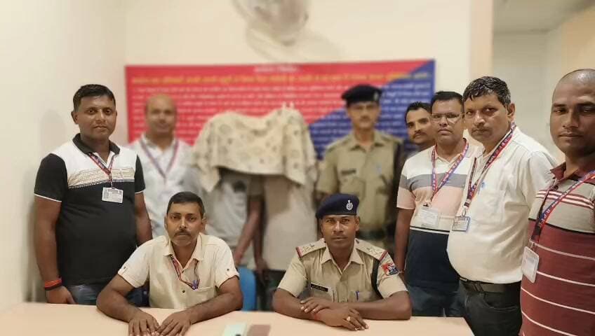 ऑपरेशन यात्री सुरक्षा के तहत 02 व्यक्तियों को चोरित 02अदद मोबाइल के साथ गिरफ्तार
निरीक्षक प्रभारी बनारसी यादव, निरीक्षक चंदन कुमार तथा थानाध्यक्ष शिवकुमार के निर्देशन में दिनांक 22.09.2026 को स0उ0नि0 मृत्युंजय कुमार अकेला साथ प्रधान आरक्षी सचिन्द्र कुमार सिंह, आरक्षी शशि शेखर, आरक्षी कुमार नरेन्द्र, व आरक्षी अरूण कुमार सिंह सभी रेसुब पोस्ट गया, सिपीडीएस टीम से उप निरी० मुकेश कुमार व अमित कुमार, अपाराध आसूचना शाखा/गया से प्रधान आरक्षी महेश ठाकुर एवं राजकीय रेल थाना गया से प्र०अ०नि० राज कुमार सिंह एवं सिपाही नं0-16 मो० इमतियाज आलम सभी आगामी पितृपक्ष मेला के मद्देनजर सुरक्षा व्यवस्था को देखते हुए संयुक्त रूप से गश्त एवं अपराधिक गतिविधी के निगरानी कर रहे थे। इसी क्रम में गया जं० पी०एफ० न० 02 के दिल्ली छोर पर दो व्यक्ति संदिग्ध अवस्था में देखा गया। गश्ती टीम को सदेह होने पर उक्त दोनो व्यक्तियों को घेरकर प्लेटफार्म सं० 02 पर ही दिल्ली छोर पोल सं0-470/2 के पास पकड़ लिया। नाम पता पूछने पर(1 *) नाम दिपक खरवार, उम्र लगभग-37 वर्ष, पिता-शिवजी खरवार पता-सा०-चवंरी, थाना-कोचस, जिला-रोहतास (बिहार) (2) सोम कुमार, उम्र लगभग-20वर्ष, पिता-विजय प्रसाद, पता-सा०-थाना रोड जहानाबाद, थाना-नगर थाना, जिला-जहानाबाद (बिहार) बताया* । मौके पर विधिवत तलाशी लेने पर दीपक के कब्जे से एक अदद Redmi 5G कम्पनी का एनड्रॉयड मोबाईल तथा सोम कुमार के कब्जे से एक अदद Redmi कम्पनी MI मॉडल का स्मार्ट फोन बरामद हुआ। बरामद दोनों मोबाइलों के संबंध में पूछ-ताछ करने पर उनके द्वारा भी बताया गया कि गया स्टेशन पर रेल यात्रीयों का चुरायें है। मौके पर समस्त विधिवत कार्रवाई करते हुए गिरफ्तार किया गया। बाद स0उ0नि0 मृत्युंजय कुमार अकेला के द्वारा दी गई प्राथमिक के आधार पर जीआरपी गया में मुकदमा अपराध संख्या 240/ 26 अंतर्गत धारा 317 (5) बीएनस दिनांक 22.9.2026 दर्ज किया गया। बरामद सामान का अनुमानित कीमत 37000/- रुपया है।