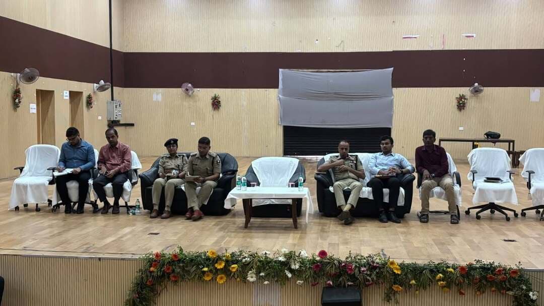आज दिनांक 22.09.2026 को हरिदास सेमिनरी, गया में पितृपक्ष मेला-2026 के सफल, शांतिपूर्ण एवं सुव्यवस्थित आयोजन को लेकर वरीय पुलिस अधीक्षक, गया, नगर पुलिस अधीक्षक, गया, ग्रामीण पुलिस अधीक्षक, गया एवं अपर समाहर्ता, गया द्वारा NCC कैडेट्स एवं बटालियन स्कॉट को आवश्यक दिशा-निर्देश दिए गए।
इस दौरान श्रद्धालुओं की सुरक्षा, भीड़ नियंत्रण, सुगम आवागमन एवं विधि-व्यवस्था बनाए रखने के साथ-साथ मेला क्षेत्र में पूरी सतर्कता एवं अनुशासन के साथ ड्यूटी का निर्वहन करने तथा आपसी समन्वय स्थापित कर कार्य करने हेतु सभी संबंधित कर्मियों को निर्देशित किया गया।