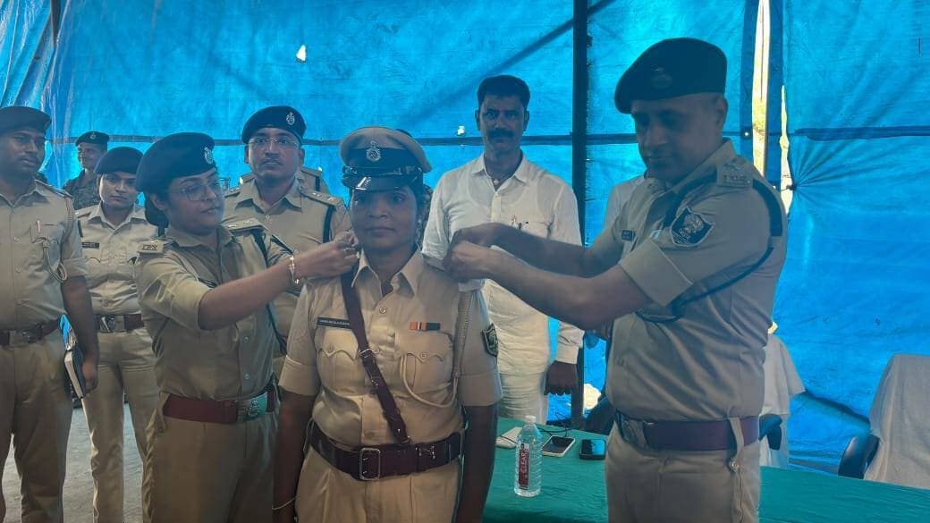 आज दिनांक 22.09.2026 को वरीय पुलिस अधीक्षक, गया, नगर पुलिस अधीक्षक, गया, पुलिस अधीक्षक (ग्रामीण), गया एवं पुलिस उपाधीक्षक (रक्षित), गया के द्वारा गया जिला में पदस्थापित सहायक अवर निरीक्षक (ASI) से अवर निरीक्षक (SI) के पद पर पदोन्नत पुलिस पदाधिकारियों के कंधे पर स्टार लगाकर उन्हें नई जिम्मेदारी एवं पदभार के लिए शुभकामनाएँ दी गईं।
इस अवसर पर पदोन्नत पुलिस पदाधिकारियों को पूर्ण निष्ठा, अनुशासन एवं जिम्मेदारी के साथ अपने कर्तव्यों का निर्वहन करने तथा जनसेवा एवं कानून-व्यवस्था के प्रति सदैव प्रतिबद्ध रहने हेतु प्रेरित किया गया।