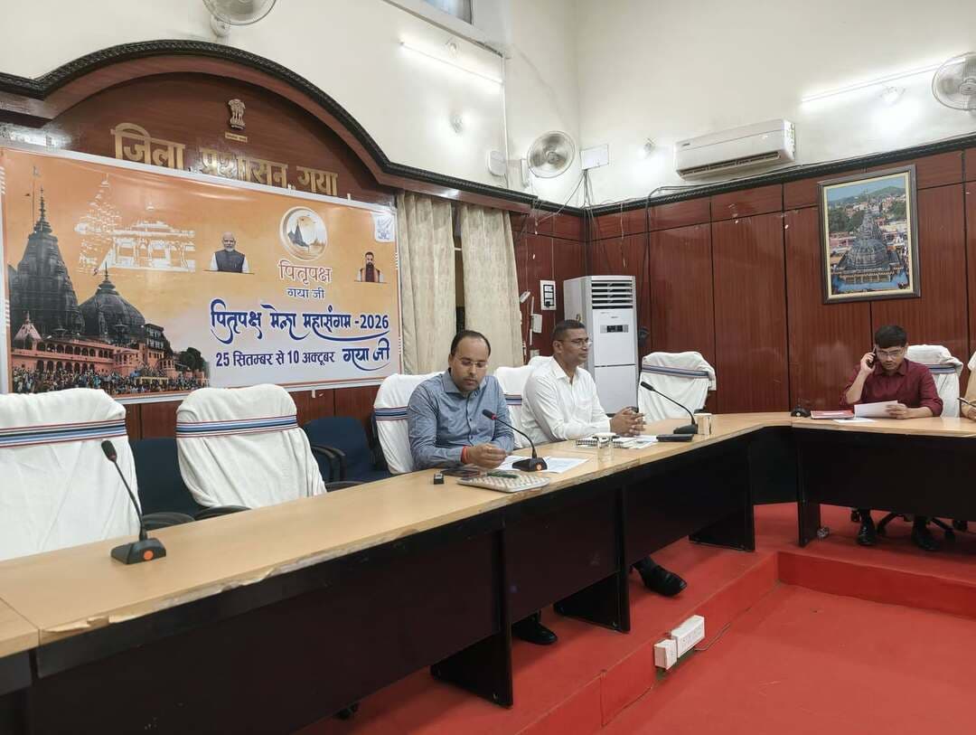 *पितृपक्ष मेला को लेकर नियंत्रण कक्ष में प्रतिनियुक्त पदाधिकारियों एवं कर्मियों की जिलाधिकारी ने की ब्रीफिंग*
गया, 22 सितंबर 2026, पितृपक्ष मेला 2026 के अवसर पर देश-विदेश से गया आने वाले तीर्थयात्रियों को बेहतर, सुगम एवं त्वरित सुविधा उपलब्ध कराने के उद्देश्य से जिला प्रशासन द्वारा व्यापक स्तर पर तैयारियां की जा रही हैं। इसी क्रम में जिला पदाधिकारी, गया डॉ. शशांक शुभंकर ने समाहरणालय सभागार में संवाद सदन, विष्णुपद एवं नियंत्रण कक्ष में प्रतिनियुक्त सभी पदाधिकारियों एवं कर्मियों के साथ ब्रीफिंग बैठक की। बैठक में नियंत्रण कक्ष के सुचारू संचालन, प्राप्त शिकायतों एवं सुझावों के त्वरित निष्पादन तथा मेला क्षेत्र की व्यवस्थाओं की प्रभावी मॉनिटरिंग को लेकर आवश्यक दिशा-निर्देश दिए गए।
जिला पदाधिकारी ने निर्देश दिया कि नियंत्रण कक्ष में तीर्थयात्रियों, श्रद्धालुओं एवं आम लोगों से प्राप्त होने वाली प्रत्येक शिकायत एवं सुझाव को निर्धारित रजिस्टर में व्यवस्थित एवं स्पष्ट रूप से संधारित किया जाए। शिकायत प्राप्त होने के समय, शिकायत का विषय, संबंधित विभाग तथा उसके निष्पादन की स्थिति का भी समुचित उल्लेख सुनिश्चित किया जाए, ताकि किसी भी शिकायत की मॉनिटरिंग में कठिनाई नहीं हो।
उन्होंने विशेष रूप से रात्रि पाली में प्रतिनियुक्त पदाधिकारियों एवं कर्मियों की शत-प्रतिशत उपस्थिति सुनिश्चित कराने का निर्देश दिया। उन्होंने कहा कि मेला अवधि में नियंत्रण कक्ष 24 घंटे सक्रिय भूमिका में रहेगा, इसलिए सभी शिफ्ट में प्रतिनियुक्त पदाधिकारी एवं कर्मी निर्धारित समय पर उपस्थित रहकर अपने दायित्वों का पूरी जिम्मेदारी के साथ निर्वहन करें।
जिला पदाधिकारी ने नियंत्रण कक्ष में प्राप्त शिकायतों की दैनिक कंपाइल रिपोर्ट तैयार करने का निर्देश दिया। उन्होंने कहा कि प्रतिदिन प्राप्त शिकायतों की संख्या, शिकायत का प्रकार, संबंधित विभाग, की गई कार्रवाई एवं निष्पादन की स्थिति का संकलन किया जाए। साथ ही ऐसी शिकायतें, जो बार-बार प्राप्त हो रही हैं, उनकी अलग सूची तैयार कर प्रतिदिन उपलब्ध कराने का निर्देश दिया, ताकि बार-बार आने वाली समस्याओं के स्थायी समाधान की दिशा में त्वरित कार्रवाई की जा सके।
उन्होंने स्पष्ट निर्देश दिया कि पितृपक्ष मेला अवधि में नियंत्रण कक्ष में प्राप्त होने वाली शिकायतों का तत्काल संज्ञान लेते हुए संबंधित विभाग से समन्वय स्थापित कर यथाशीघ्र समाधान सुनिश्चित किया जाए। किसी भी शिकायत को अनावश्यक रूप से लंबित नहीं रखा जाए। तीर्थयात्रियों की सुविधा से संबंधित मामलों को प्राथमिकता के आधार पर निष्पादित करने को कहा गया।
*धावा दल द्वारा मेला क्षेत्र में व्यवस्थाओं की होगी सतत निगरानी*
जिला पदाधिकारी ने बताया कि पितृपक्ष मेला के दौरान विभिन्न स्थानों पर उपलब्ध कराई जा रही व्यवस्थाओं की प्रभावी निगरानी के लिए धावा दल का गठन किया गया है। धावा दल द्वारा मेला क्षेत्र के विभिन्न महत्वपूर्ण स्थलों पर पहुंचकर वहां की व्यवस्थाओं का स्थल निरीक्षण किया जाएगा।
धावा दल के पदाधिकारी एवं कर्मी विभिन्न मेला क्षेत्रों में सफाई, पेयजल, प्रकाश व्यवस्था, यातायात, शौचालय, श्रद्धालुओं के लिए उपलब्ध सुविधाओं सहित अन्य व्यवस्थाओं का निरीक्षण करेंगे। इसके साथ ही विभिन्न स्थानों पर प्रतिनियुक्त पदाधिकारियों एवं कर्मियों की उपस्थिति की भी जांच की जाएगी, ताकि यह सुनिश्चित किया जा सके कि सभी पदाधिकारी एवं कर्मी अपने निर्धारित स्थल पर उपस्थित रहकर अपने दायित्वों का निर्वहन कर रहे हैं।
उन्होंने कहा कि धावा दल द्वारा निरीक्षण के दौरान पाई जाने वाली कमियों एवं समस्याओं की सूचना संबंधित पदाधिकारियों को तत्काल उपलब्ध कराई जाएगी तथा आवश्यकतानुसार उसका त्वरित निराकरण सुनिश्चित कराया जाएगा।
*सेवा भाव एवं समर्पण के साथ कार्य करने का निर्देश*
जिला पदाधिकारी ने बैठक में सभी पदाधिकारियों एवं कर्मियों को निर्देश देते हुए कहा कि पितृपक्ष मेला अत्यंत महत्वपूर्ण एवं आस्था से जुड़ा आयोजन है। इस अवसर पर देश के विभिन्न राज्यों के साथ-साथ विदेशों से भी बड़ी संख्या में श्रद्धालु एवं तीर्थयात्री गया पहुंचते हैं। ऐसे में जिला प्रशासन के प्रत्येक पदाधिकारी एवं कर्मी की भूमिका महत्वपूर्ण है।
उन्होंने सभी को पूरी सेवा भावना, संवेदनशीलता एवं समर्पण के साथ कार्य करने का निर्देश दिया, ताकि मेला अवधि के दौरान गया आने वाले किसी भी तीर्थयात्री को अनावश्यक कठिनाई का सामना न करना पड़े। उन्होंने कहा कि तीर्थयात्रियों की समस्याओं को अपनी जिम्मेदारी समझते हुए उनका त्वरित समाधान किया जाए तथा सभी विभाग आपसी समन्वय के साथ कार्य करें।
जिला पदाधिकारी ने कहा कि पितृपक्ष मेला के सफल आयोजन में सभी पदाधिकारियों एवं कर्मियों की सहभागिता अपेक्षित है। नियंत्रण कक्ष, मेला क्षेत्र एवं विभिन्न प्रतिनियुक्ति स्थलों पर तैनात सभी अधिकारी एवं कर्मी सजग एवं सक्रिय रहकर कार्य करें, ताकि देश-विदेश से आने वाले श्रद्धालुओं को बेहतर व्यवस्था, सुगम आवागमन एवं सुरक्षित एवं सुविधाजनक तीर्थयात्रा का अनुभव प्राप्त हो सके।