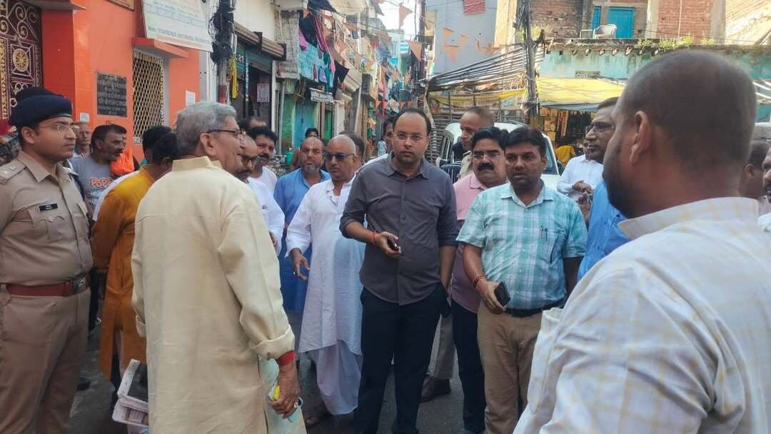 *पितृपक्ष मेला की तैयारियों को लेकर जिला पदाधिकारी एवं वरीय पुलिस अधीक्षक ने अंदर गया की संकरी गलियों का किया पैदल निरीक्षण*
*सफाई, नालियों की व्यवस्था, पैदल पथ, बिजली तार एवं प्रकाश व्यवस्था को दुरुस्त करने का निर्देश*
गया, 22 सितंबर 2026, पितृपक्ष मेला 2026 के अवसर पर देश-विदेश से गया आने वाले तीर्थयात्रियों की सुविधा एवं सुगम आवागमन को लेकर जिला प्रशासन द्वारा तैयारियों को अंतिम रूप दिया जा रहा है। इसी क्रम में आज सुबह जिला पदाधिकारी श्री शशांक शुभंकर एवं वरीय पुलिस अधीक्षक श्री सुशील कुमार ने पंडा-पुरोहितों, समाजसेवीगण, जिला प्रशासन तथा नगर निगम के पदाधिकारियों के साथ मेला क्षेत्र के संकीर्ण मार्गों एवं अंदर गया की गलियों का पैदल निरीक्षण किया।
निरीक्षण के दौरान अधिकारियों ने अंदर गया की विभिन्न संकरी गलियों में तीर्थयात्रियों के आवागमन को ध्यान में रखते हुए साफ-सफाई, नालियों की सफाई एवं नालियों पर ढक्कन की व्यवस्था, पैदल पथ की स्थिति, गड्ढों का समतलीकरण, बिजली के तारों की ऊंचाई, जर्जर एवं खराब बिजली तारों को हटाने, गलियों में पर्याप्त प्रकाश व्यवस्था सहित अन्य आवश्यक नागरिक सुविधाओं का जायजा लिया।
जिला पदाधिकारी ने नगर निगम एवं संबंधित विभागों के पदाधिकारियों को निर्देश दिया कि मेला क्षेत्र की संकरी गलियों एवं अंदर गया के सभी प्रमुख पैदल मार्गों को तीर्थयात्रियों के आवागमन के अनुरूप पूरी तरह व्यवस्थित एवं सुरक्षित रखा जाए। उन्होंने स्पष्ट निर्देश दिया कि जहां भी पैदल पथ में गड्ढे अथवा असमतल स्थान हैं, उनका तत्काल समतलीकरण कराया जाए, ताकि तीर्थयात्रियों को पैदल चलने में किसी प्रकार की कठिनाई न हो।
उन्होंने नालियों की समुचित सफाई कराने तथा जहां आवश्यक हो वहां नालियों पर ढक्कन लगाने का निर्देश दिया। साथ ही, गलियों में जलजमाव अथवा गंदगी की स्थिति उत्पन्न नहीं हो, इसके लिए नियमित सफाई सुनिश्चित करने को कहा गया।
विद्युत व्यवस्था की समीक्षा के दौरान जिला पदाधिकारी ने संबंधित अधिकारियों को निर्देश दिया कि गलियों में बिजली के तारों की ऊंचाई निर्धारित मानकों के अनुरूप रहे। जहां कहीं भी जर्जर, लटकते अथवा खराब तार पाए जाएं, उन्हें तत्काल दुरुस्त अथवा हटाने की कार्रवाई की जाए। उन्होंने मेला अवधि के दौरान संकरी गलियों में पर्याप्त एवं निर्बाध प्रकाश व्यवस्था सुनिश्चित करने पर भी विशेष जोर दिया।
जिला पदाधिकारी ने कहा कि पितृपक्ष मेला के दौरान तीर्थयात्री केवल मुख्य मार्गों का ही नहीं, बल्कि अंदर गया की इन संकरी गलियों का भी बड़े पैमाने पर उपयोग करते हैं। उन्होंने कहा कि अधिकांश पंडा-पुरोहितों के निजी आवासन भवन भी इन्हीं गलियों में अवस्थित हैं। ऐसे में इन क्षेत्रों में सफाई, प्रकाश, सड़क एवं नाली सहित मूलभूत सुविधाओं में किसी प्रकार की कमी नहीं रहनी चाहिए।
उन्होंने कहा कि पितृपक्ष मेला गया की धार्मिक एवं सांस्कृतिक पहचान से जुड़ा अत्यंत महत्वपूर्ण आयोजन है। देश के विभिन्न हिस्सों के साथ-साथ विदेशों से भी बड़ी संख्या में श्रद्धालु एवं तीर्थयात्री यहां आते हैं। अतः जिला प्रशासन, नगर निगम एवं संबंधित सभी विभागों की जिम्मेदारी है कि श्रद्धालुओं को स्वच्छ, सुरक्षित एवं सुविधाजनक वातावरण उपलब्ध कराया जाए।
निरीक्षण के दौरान वरीय पुलिस अधीक्षक ने भी संकरी गलियों में तीर्थयात्रियों के सुगम एवं सुरक्षित आवागमन, भीड़ प्रबंधन तथा आवश्यकतानुसार पुलिस व्यवस्था को लेकर संबंधित अधिकारियों को आवश्यक निर्देश दिए।
जिला प्रशासन द्वारा स्पष्ट किया गया कि पितृपक्ष मेला क्षेत्र के मुख्य मार्गों के साथ-साथ अंदर गया की गलियों एवं सभी संपर्क मार्गों में भी व्यवस्थाओं को प्राथमिकता के आधार पर दुरुस्त किया जा रहा है, ताकि मेला के दौरान आने वाले प्रत्येक तीर्थयात्री को बेहतर सुविधा मिल सके और श्रद्धालुओं को किसी प्रकार की परेशानी का सामना न करना पड़े।