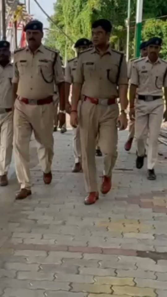 आज दिनांक 22.09.2026 को पितृपक्ष मेला-2026 के मद्देनजर जिला अग्निशमन पदाधिकारी, गया के नेतृत्व में अग्निशमन विभाग की टीम द्वारा विभिन्न महत्वपूर्ण एवं संवेदनशील स्थलों का निरीक्षण किया गया।
निरीक्षण के क्रम में विष्णुपद मंदिर परिसर, विभिन्न घाटों, सीता कुंड, खेल परिसर, गया कॉलेज, प्रेतशिला, अक्षयवट, गांधी मैदान टेंट सिटी, गया रेलवे स्टेशन टेंट सिटी एवं बिहार विद्यालय परीक्षा समिति बस स्टैंड का भ्रमण कर अग्नि सुरक्षा व्यवस्था, विद्युत तारों की स्थिति, आपातकालीन परिस्थितियों से निपटने की व्यवस्था तथा श्रद्धालुओं की सुरक्षा का जायजा लिया गया।
निरीक्षण के दौरान श्रद्धालुओं की सुविधा, सुरक्षा एवं विधि-व्यवस्था से संबंधित विभिन्न बिंदुओं पर संबंधित पदाधिकारियों एवं कर्मियों को आवश्यक दिशा-निर्देश दिए गए। साथ ही, आपात स्थिति में त्वरित एवं प्रभावी कार्रवाई सुनिश्चित करने तथा अग्नि सुरक्षा मानकों के अनुपालन हेतु आवश्यक सावधानियां बरतने का निर्देश दिया गया।
पितृपक्ष मेला के दौरान श्रद्धालुओं की सुरक्षा एवं सुविधा को सर्वोच्च प्राथमिकता देते हुए संबंधित विभागों के साथ समन्वय स्थापित कर आवश्यक व्यवस्थाओं की लगातार निगरानी की जा रही है।