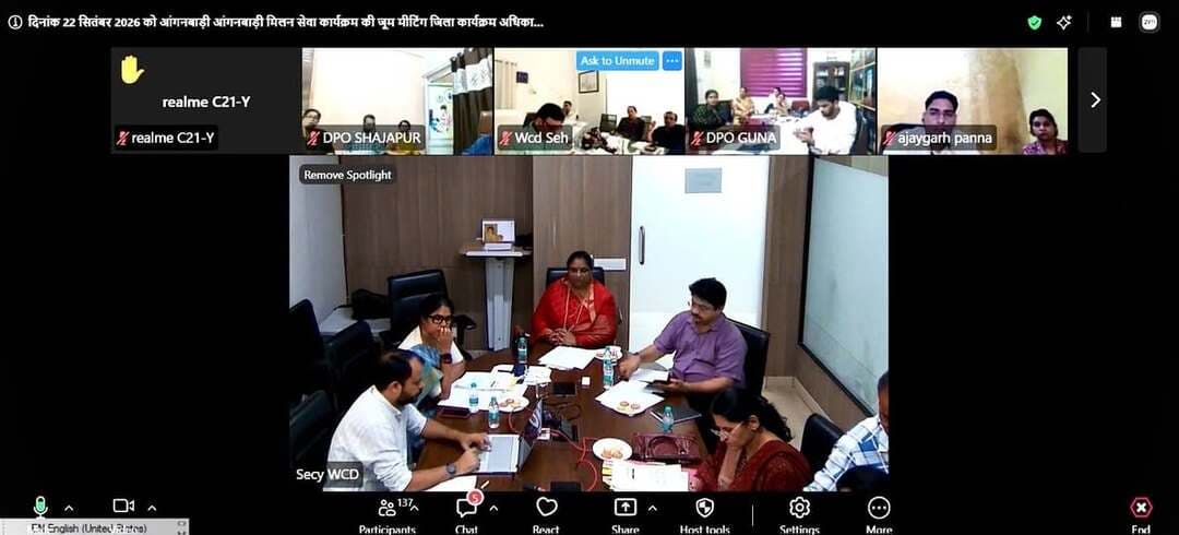 97,882 आंगनवाड़ी केंद्रों पर गूंजेगा ‘सेवा, पोषण और सम्मान’ का संकल्प
‘आंगन मिलन सेवा’ अभियान 26 सितंबर से 5 अक्टूबर तक मंत्री सुश्री भूरिया ने वीडियो कॉन्फ्रेंसिंग से अधिकारियों को दिए जनभागीदारी और प्रभावी क्रियान्वयन के निर्देश
मध्यप्रदेश में आंगनवाड़ी केंद्रों को केवल शासकीय सेवाओं के वितरण स्थल के रूप में नहीं, बल्कि सेवा, पोषण, सीखने, सहभागिता और सम्मान के जीवंत केंद्र के रूप में विकसित करने के उद्देश्य से प्रदेशव्यापी ‘आंगन मिलन सेवा’ अभियान आयोजित किया जाएगा। अभियान के अंतर्गत 26 सितंबर से 5 अक्टूबर 2026 तक प्रदेश के सभी 97,882 आंगनवाड़ी केंद्रों पर तीन दिवसीय कार्यक्रमों का आयोजन होगा। महिला एवं बाल विकास मंत्री सुश्री निर्मला भूरिया ने मंगलवार को मंत्रालय से वीडियो कॉन्फ्रेंसिंग के माध्यम से प्रदेश के अधिकारियों को अभियान के प्रभावी क्रियान्वयन, जनप्रतिनिधियों की सक्रिय सहभागिता और व्यापक प्रचार-प्रसार सुनिश्चित करने के निर्देश दिए।
हर आंगनवाड़ी बने सेवा, पोषण और सम्मान का केंद्र
मंत्री सुश्री भूरिया ने कहा कि ‘आंगन मिलन सेवा’ को केवल एक कार्यक्रम तक सीमित न रखते हुए इसे समुदाय और आंगनवाड़ी के बीच मजबूत जुड़ाव का माध्यम बनाया जाए। अभियान का मूल उद्देश्य आंगनवाड़ी केंद्रों के माध्यम से बच्चों, माताओं, गर्भवती एवं धात्री महिलाओं तथा अन्य हितग्राहियों तक पोषण, स्वास्थ्य और कल्याण सेवाओं की नियमित एवं प्रभावी पहुंच सुनिश्चित करना है। उन्होंने कहा कि प्रत्येक आंगनवाड़ी केंद्र पर ऐसा वातावरण निर्मित किया जाए, जिसमें सेवा के साथ सम्मान और जनभागीदारी भी दिखाई दे।
माताओं-बच्चों के स्वास्थ्य, पोषण और संवाद पर विशेष फोकस
अभियान के प्रथम दिवस बाल स्वास्थ्य और आनंदमयी गतिविधियों पर विशेष जोर रहेगा। आंगनवाड़ी केंद्रों पर वृक्षारोपण, स्वच्छता अभियान, 3 से 6 वर्ष आयु के बच्चों की गतिविधियां, प्रधानमंत्री एवं मुख्यमंत्री के संदेशों का वाचन तथा डॉक्यूमेंट्री प्रदर्शन किया जाएगा। आंगनवाड़ी कार्यकर्ता, सहायिका और आशा कार्यकर्ता का सम्मान भी किया जाएगा। इसके साथ ही 6 माह से 6 वर्ष तक के बच्चों की माताओं, गर्भवती एवं धात्री माताओं तथा महिला हितग्राहियों से संवाद होगा। स्वास्थ्य विभाग के सहयोग से स्वास्थ्य परीक्षण एवं आवश्यक सेवाएं उपलब्ध कराई जाएंगी। गर्भावस्था एवं प्रसवोत्तर देखभाल, संतुलित आहार, एनीमिया, स्तनपान और शिशु देखभाल जैसे विषयों पर पोषण संवाद आयोजित होंगे। बच्चों को फल एवं मिठाई का वितरण भी किया जाएगा।
‘मेरी कहानी, मेरी सफलता’ बताएगी योजनाओं के प्रभाव की कहानी
अभियान के द्वितीय दिवस को ‘मेरी कहानी, मेरी सफलता’ की थीम पर लाभार्थी संवाद आयोजित किए जाएंगे। विभिन्न योजनाओं से लाभान्वित महिलाओं और परिवारों के अनुभव सामने लाए जाएंगे। लाभार्थी माताओं को अपने जीवन में आए सकारात्मक बदलावों को साझा करने का अवसर दिया जाएगा। साथ ही प्रधानमंत्री मातृ वंदना योजना, लाड़ली लक्ष्मी योजना, लाड़ली बहना योजना, टेक होम राशन, गर्म पका भोजन, पोषण सेवाओं सहित महिला एवं बाल कल्याण की विभिन्न योजनाओं की जानकारी सरल एवं बोलचाल की भाषा में दी जाएगी।
जनप्रतिनिधियों की सक्रिय सहभागिता सुनिश्चित करने के निर्देश
महिला एवं बाल विकास मंत्री सुश्री भूरिया ने अधिकारियों को निर्देश दिए कि सभी जनप्रतिनिधियों को सम्मानपूर्वक आमंत्रित कर उनकी सक्रिय सहभागिता सुनिश्चित की जाए। उन्होंने जिला कार्यक्रम अधिकारियों को विशेष रूप से निर्देशित किया कि जनप्रतिनिधिगण कार्यक्रमों में अनिवार्य रूप से उपस्थित रहें और आंगनवाड़ी केंद्रों पर आयोजित गतिविधियों की शोभा बढ़ाएं। उन्होंने कहा कि जनप्रतिनिधियों, विभागीय अमले और समुदाय की सहभागिता से अभियान को व्यापक जन-अभियान का स्वरूप दिया जाए।
सफलता की कहानियां बनेंगी अभियान की पहचान
मंत्री सुश्री भूरिया ने अभियान की प्रभावी रिपोर्टिंग और दस्तावेजीकरण पर विशेष जोर दिया। प्रत्येक आंगनवाड़ी केंद्र पर कार्यक्रम के फोटो और वीडियो तैयार करने तथा कम से कम एक सफलता की कहानी पर वीडियो निर्माण सुनिश्चित करने के निर्देश दिए गए हैं। सफलता की कहानियों में प्रधानमंत्री मातृ वंदना योजना, लाड़ली लक्ष्मी एवं लाड़ली बहना योजना, पोषण सेवाओं, कुपोषण से सामान्य श्रेणी में आए बच्चों, पीएम जनमन एवं धरती आबा जनजातीय ग्राम उत्कर्ष अभियान क्षेत्र के हितग्राहियों, स्पॉन्सरशिप, पीएम केयर्स, मुख्यमंत्री बाल कोविड सेवा योजना तथा सुकन्या समृद्धि योजना से जुड़े अनुभवों को प्रमुखता दी जाएगी।
‘आशीर्वाद का दीया’ के बाद अब ‘आंगन मिलन सेवा’ में भी व्यापक जनभागीदारी का आह्वान
मंत्री सुश्री भूरिया ने कहा कि 17 सितंबर को आयोजित ‘आशीर्वाद का दीया’ कार्यक्रम में मध्यप्रदेश ने उल्लेखनीय जनभागीदारी दर्ज की है। उन्होंने अधिकारियों-कर्मचारियों से आह्वान किया कि आगामी ‘आंगन मिलन सेवा’ अभियान में भी पूरे मनोयोग और टीम भावना के साथ कार्य करते हुए प्रदेश की जनभागीदारी को नई ऊंचाई दी जाए। उन्होंने कहा कि प्रत्येक अधिकारी-कर्मचारी अभियान को अपनी जिम्मेदारी मानकर कार्य करे और यह सुनिश्चित करे कि हर आंगनवाड़ी केंद्र पर कार्यक्रम प्रभावी और गरिमापूर्ण ढंग से आयोजित हो।
9 और 10 अक्टूबर को ‘सेवा के रंग—राष्ट्र के संग’ का विशेष आयोजन
‘सेवा संकल्प अभियान’ के अंतर्गत प्रदेश में आगे भी जनभागीदारी आधारित गतिविधियां आयोजित होंगी। 9 एवं 10 अक्टूबर को ‘सेवा के रंग—राष्ट्र के संग’ के तहत भोपाल, इंदौर, जबलपुर, ग्वालियर, झाबुआ और आलीराजपुर में बड़े मैदानों पर मानव रंगोली का निर्माण किया जाएगा। इसमें व्यापक जनभागीदारी के साथ सेवा, राष्ट्रभाव और विकसित भारत के संकल्प को अभिव्यक्त किया जाएगा।
प्रतिदिन होगी मॉनिटरिंग और रिपोर्टिंग
अभियान के दौरान जिलों से प्रगति, प्रमुख उपलब्धियों तथा उच्च गुणवत्ता वाले फोटो एवं वीडियो सहित जानकारी प्रतिदिन शाम 4 बजे तक राज्य स्तर पर भेजी जाएगी। मैदानी अमला आवश्यकता के अनुसार लोक स्वास्थ्य एवं चिकित्सा शिक्षा तथा शिक्षा विभाग से समन्वय करेगा। कार्यक्रमों की गुणवत्ता, SOP के अनुपालन और दस्तावेजीकरण की जिला स्तर पर निगरानी की जाएगी।
Jansampark Madhya Pradesh CM Madhya Pradesh Indore Commissioner Department Of Women Child Development, Madhya Pradesh #Jhabua #JansamparkMP