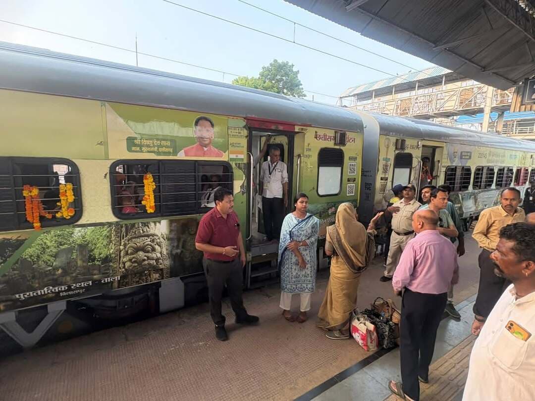 मुख्यमंत्री तीर्थ दर्शन योजना के तहत 150 तीर्थयात्री द्वारका-सोमनाथ यात्रा के लिए रवाना
मेघनगर रेलवे स्टेशन से जनप्रतिनिधियों एवं अधिकारियों ने दी शुभकामनाओं के साथ विदाई
मुख्यमंत्री तीर्थ दर्शन योजना के अंतर्गत द्वारका-सोमनाथ तीर्थ यात्रा के लिए झाबुआ जिले के विभिन्न विकासखंडों से चयनित 150 तीर्थयात्रियों एवं 3 अनुरक्षकों को रेलवे स्टेशन मेघनगर से उत्साहपूर्ण वातावरण में रवाना किया गया। तीर्थयात्रियों को जनप्रतिनिधियों एवं अधिकारियों ने सुखद, सुरक्षित एवं मंगलमय यात्रा की शुभकामनाएं देकर विदाई दी।
इस अवसर पर मुख्य कार्यपालन अधिकारी जिला पंचायत श्री जितेन्द्रसिंह चौहान, पूर्व विधायक श्री कलसिंह भाबर, जनपद पंचायत अध्यक्ष श्रीमती ललिता मुनिया, नगर परिषद अध्यक्ष श्री कमलेश मछार सहित अन्य जनप्रतिनिधि तथा अनुविभागीय अधिकारी राजस्व मेघनगर सुश्री अवनधती प्रधान एवं अधिकारी-कर्मचारी उपस्थित रहे।
यात्रा पर रवाना होने से पूर्व तीर्थयात्रियों के लिए आवश्यक व्यवस्थाएं सुनिश्चित की गईं। अधिकारियों द्वारा यात्रियों से संवाद कर यात्रा के दौरान आवश्यक सावधानियों एवं व्यवस्थाओं के संबंध में जानकारी दी गई। इसके पश्चात सभी तीर्थयात्रियों एवं अनुरक्षकों को शुभकामनाओं के साथ द्वारका-सोमनाथ तीर्थ यात्रा के लिए रवाना किया गया।
मुख्यमंत्री तीर्थ दर्शन योजना के माध्यम से जिले के पात्र वरिष्ठ नागरिकों को प्रमुख धार्मिक एवं तीर्थ स्थलों के दर्शन का अवसर उपलब्ध कराया जा रहा है। यात्रा को लेकर तीर्थयात्रियों में उत्साह दिखाई दिया और उन्होंने शासन द्वारा उपलब्ध कराई गई इस सुविधा के लिए प्रसन्नता व्यक्त की।
Jansampark Madhya Pradesh CM Madhya Pradesh Indore Commissioner General Administration Department, MP #Jhabua #JansamparkMP