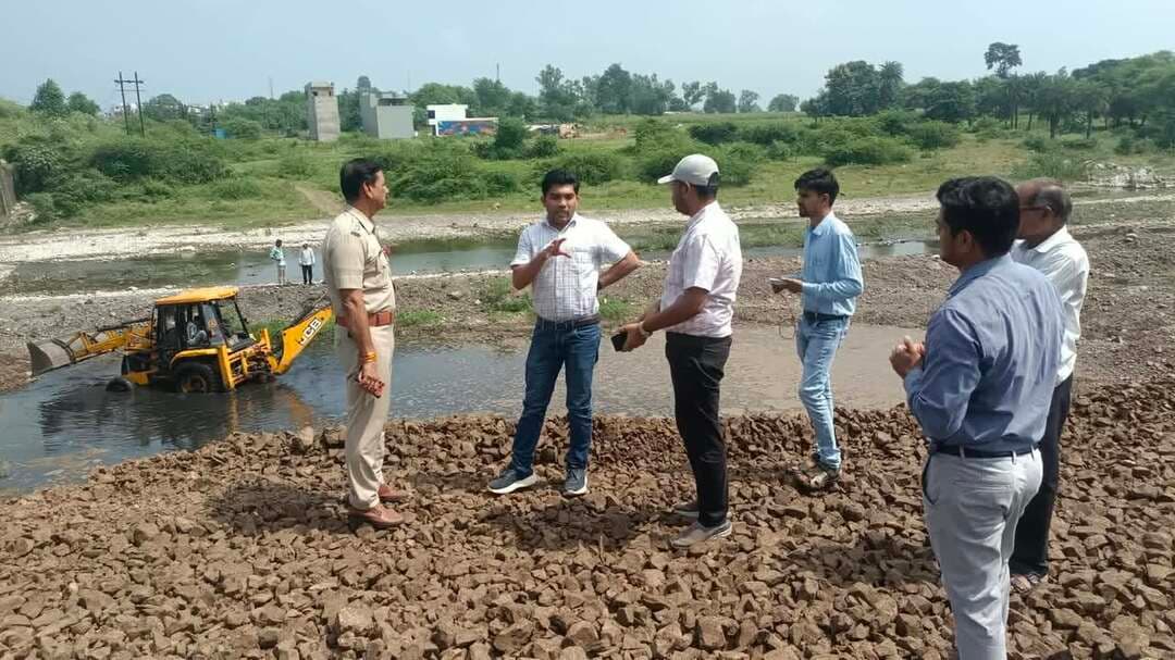 अनंत चतुर्दशी पर गणेश प्रतिमा विसर्जन की तैयारियां जारी
एसडीएम एवं एसडीओपी ने किशनपुरी स्थित विसर्जन स्थल का किया निरीक्षण
अनास नदी किनारे बनाया जा रहा विशेष पोखर, सुरक्षा एवं सुव्यवस्थित विसर्जन के लिए दिए आवश्यक निर्देश
आगामी 25 सितम्बर को अनंत चतुर्दशी के अवसर पर गणेश प्रतिमाओं के विसर्जन को सुव्यवस्थित एवं सुरक्षित तरीके से संपन्न कराने के लिए जिला प्रशासन एवं नगर पालिका द्वारा आवश्यक तैयारियां की जा रही हैं। पूर्व वर्षों की भांति इस वर्ष भी किशनपुरी में अनास नदी के किनारे गणेश प्रतिमाओं के विसर्जन के लिए विशेष पोखर का निर्माण नगर पालिका द्वारा कराया जा रहा है।
मंगलवार को एसडीएम झाबुआ श्री महेश कुमार मंडलोई एवं एसडीओपी श्री कमलेश शर्मा ने किशनपुरी स्थित विसर्जन स्थल का निरीक्षण कर तैयारियों एवं सुरक्षा व्यवस्थाओं का जायजा लिया। इस दौरान मुख्य नगर पालिका अधिकारी श्री मिलन पटेल ने पोखर निर्माण सहित विसर्जन स्थल पर की जा रही अन्य व्यवस्थाओं की जानकारी दी।
निरीक्षण के दौरान एसडीएम श्री मंडलोई ने निर्माणाधीन पोखर की गहराई लगभग 20 फीट रखने के निर्देश दिए, जिससे बड़ी गणेश प्रतिमाओं का भी सुगमतापूर्वक विसर्जन किया जा सके। उन्होंने विसर्जन स्थल पर आवश्यक व्यवस्थाएं समय से पूर्ण करने के साथ ही यह सुनिश्चित करने के निर्देश दिए कि गणेश प्रतिमाओं का विसर्जन व्यवस्थित तरीके से एवं धार्मिक भावनाओं का पूर्ण सम्मान रखते हुए किया जाए।
एसडीओपी श्री शर्मा ने विसर्जन स्थल पर सुरक्षा व्यवस्था का निरीक्षण करते हुए आवश्यक बैरिकेडिंग किए जाने के निर्देश दिए। उन्होंने कहा कि विसर्जन के दौरान श्रद्धालुओं एवं आम नागरिकों की सुरक्षा सर्वोच्च प्राथमिकता रहे। विशेष रूप से पुराने पुल की ओर आमजन का आवागमन रोकने के लिए पर्याप्त एवं मजबूत बैरिकेडिंग की जाए, जिससे किसी प्रकार की अप्रिय स्थिति उत्पन्न न हो।
उन्होंने विसर्जन स्थल एवं आसपास के क्षेत्र में भीड़ प्रबंधन, सुरक्षित आवागमन तथा कानून-व्यवस्था बनाए रखने के लिए पर्याप्त पुलिस बल तैनात करने के निर्देश दिए। साथ ही संबंधित विभागों को आपसी समन्वय के साथ सभी आवश्यक तैयारियां समय रहते पूर्ण करने को कहा गया।
प्रशासन द्वारा अनंत चतुर्दशी पर गणेश प्रतिमा विसर्जन के दौरान श्रद्धालुओं की सुविधा, सुरक्षा एवं धार्मिक भावनाओं का ध्यान रखते हुए सभी आवश्यक व्यवस्थाएं सुनिश्चित की जा रही हैं।
Jansampark Madhya Pradesh CM Madhya Pradesh Indore Commissioner #Jhabua #JansamparkMP