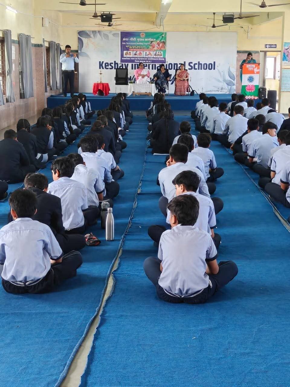 अटल वयोश्री योजना अंतर्गत वरिष्ठजनों ने साझा किए जीवन और कला के गुर
पारंपरिक जनजातीय कला से नई पीढ़ी को कराया परिचित, आत्मनिर्भर बनने की दी सीख
संचालनालय सामाजिक न्याय एवं दिव्यांगजन सशक्तीकरण के निर्देशानुसार तथा कलेक्टर डॉ. योगेश तुकाराम भरसट के मार्गदर्शन में मंगलवार को केशव इंटरनेशनल स्कूल, झाबुआ में अटल वयोश्री योजना अंतर्गत अंतर-पीढ़ी जुड़ाव कार्यक्रम (इंटर जनरेशनल बॉन्डिंग प्रोग्राम) का शुभारंभ किया गया। कार्यक्रम का उद्देश्य वरिष्ठजनों के अनुभव, ज्ञान, कला एवं संस्कृति को नई पीढ़ी से साझा कर दोनों पीढ़ियों के बीच संवाद और जुड़ाव को मजबूत करना है।
कार्यक्रम के अंतर्गत पुरानी पीढ़ी से नई पीढ़ी तक पारंपरिक कला एवं संस्कृति के हस्तांतरण के उद्देश्य से पिथौरा आर्ट वर्क का विशेष सत्र आयोजित किया गया। इस दौरान पद्मश्री श्री रमेश परमार ने छात्र-छात्राओं को झाबुआ की पारंपरिक जनजातीय गुड़िया बनाने की कला एवं पिथौरा आर्ट के संबंध में जानकारी देते हुए प्रशिक्षण प्रदान किया। उन्होंने विद्यार्थियों के साथ अपने जीवन के अनुभव भी साझा किए और उन्हें अपने हाथों के हुनर को विकसित कर आत्मनिर्भर बनने की सीख दी।
पद्मश्री श्री परमार ने विद्यार्थियों को शिक्षा के साथ-साथ पारंपरिक कला विधाओं को सीखने एवं उन्हें आगे बढ़ाने के लिए प्रोत्साहित किया। उन्होंने कहा कि कला केवल संस्कृति और परंपराओं को सहेजने का माध्यम ही नहीं, बल्कि हुनर के माध्यम से स्वरोजगार एवं आत्मनिर्भरता की दिशा में आगे बढ़ने का अवसर भी प्रदान करती है।
कार्यक्रम में सामाजिक न्याय विभाग की ओर से श्रीमती निधि ठाकुर ने अटल वयोश्री योजना एवं अंतर-पीढ़ी जुड़ाव कार्यक्रम के प्रमुख उद्देश्यों की जानकारी दी। उन्होंने बताया कि इस प्रकार के कार्यक्रमों के माध्यम से वरिष्ठजनों के अनुभवों, पारंपरिक ज्ञान एवं कौशल से युवा पीढ़ी को जोड़ने का प्रयास किया जा रहा है।
विद्यालय की प्राचार्य श्रीमती शालू जैन ने वरिष्ठजनों के महत्व को रेखांकित करते हुए उनकी तुलना पौधे की जड़ों से की। उन्होंने कहा कि जिस प्रकार मजबूत जड़ों के बिना कोई पौधा विकसित नहीं हो सकता, उसी प्रकार वरिष्ठजनों के अनुभव, संस्कार और मार्गदर्शन नई पीढ़ी के विकास के लिए महत्वपूर्ण आधार हैं।
इस अवसर पर प्रभारी उप संचालक सामाजिक न्याय एवं दिव्यांगजन सशक्तीकरण श्रीमती हेलेन वसुनिया सहित विद्यालय के शिक्षक-शिक्षिकाएं, विद्यार्थी एवं संबंधित अधिकारी-कर्मचारी उपस्थित रहे।
Jansampark Madhya Pradesh CM Madhya Pradesh Indore Commissioner Social Justice and Disabled Welfare Department ,Madhya Pradesh #Jhabua #JansamparkMP
