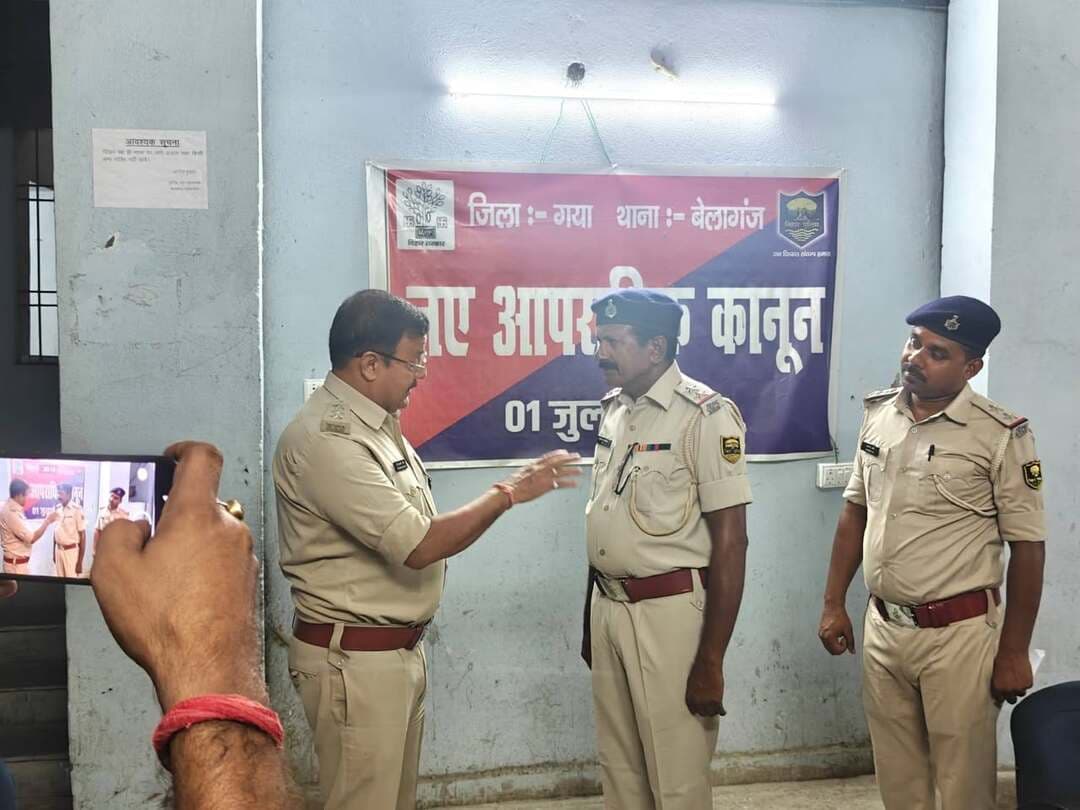 बेलागंज थाना परिसर में विधि व्यवस्था डीएसपी रवि प्रकाश सिंह ने एएसआई से एस आई मे प्रमोशन मिलने के बाद बैच लगाकर किया सम्मानित. डायल 112 में तैनात पदाधिकारी