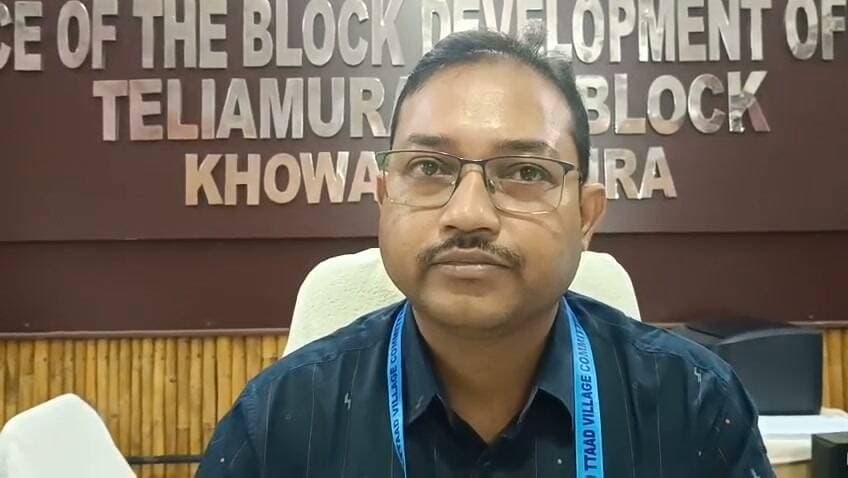 ভিলেজ কাউন্সিল নির্বাচন: নির্বাচনী দায়িত্বে থাকা কর্মীদের ব্যালটে ভোটগ্রহণ, তেলিয়ামুড়ায় শুরু প্রক্রিয়া
আগামী ২৮ সেপ্টেম্বর রাজ্যজুড়ে অনুষ্ঠিত হতে চলেছে ভিলেজ কাউন্সিল নির্বাচন। মূল নির্বাচনের আগে নির্বাচনী দায়িত্বে থাকা কর্মীদের ভোটাধিকার নিশ্চিত করতে মঙ্গলবার, ২২ সেপ্টেম্বর তেলিয়ামুড়া আরডি ব্লক কার্যালয়ে শুরু হয় ব্যালট পেপারের মাধ্যমে ভোটগ্রহণ।