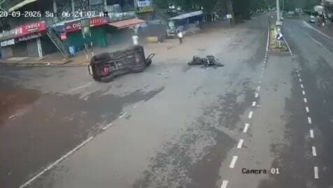 रफ़्तार का कहर
बाइक की रफ़्तार का अंदाजा लगाईये कि उसने टक्कर लगते ही जीप को पलट दिया। बाइक चालक का क्या हाल हुआ होगा, इतनी जल्दी किस काम की?
#Videoviral
वीडियो केरल से है।
