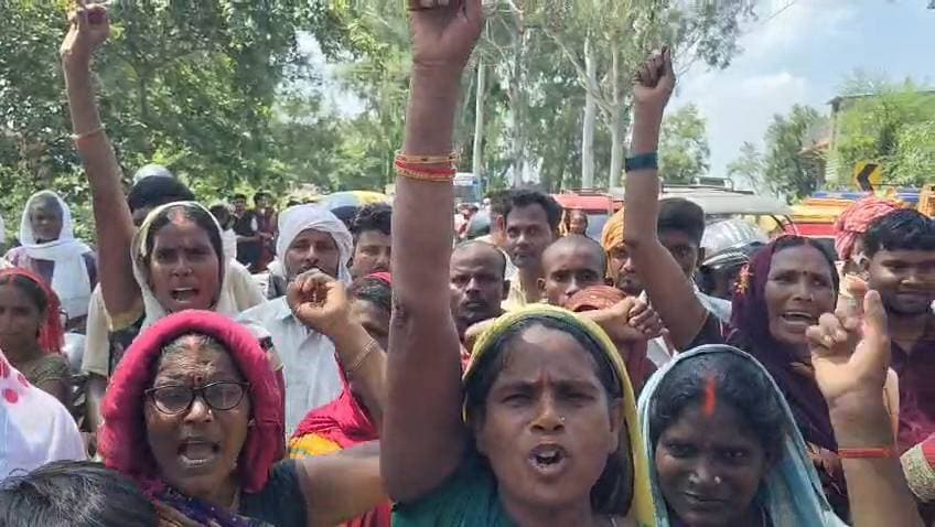 🚨 कैमूर ब्रेकिंग
NH-319 पर ग्रामीणों का चक्का जाम, स्कूल की मांग को लेकर प्रदर्शन
कैमूर के चैनपुर क्षेत्र के बसावनपुर में ग्रामीणों ने NH-319 को 3 घंटे से अधिक समय से जाम कर दिया। स्कूल निर्माण की मांग को लेकर ग्रामीणों ने पुलिस प्रशासन और मंत्री जमा खान के खिलाफ नारेबाजी की। सड़क पर वाहनों की लंबी कतार लग गई। मौके पर पहुंचे चैनपुर सीईओ ने ग्रामीणों से बातचीत कर आवेदन लिया और जल्द विभागीय कार्रवाई का आश्वासन दिया।