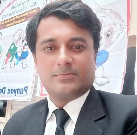 प्रशांत तिवारी एशियन गेम्स में कुराश के टेक्निकल ऑफिशियल नियुक्त
पटना। बिहार के कुराश खेल के लिए गौरव का क्षण है। एमेच्योर कुराश एसोसिएशन ऑफ बिहार के महासचिव एवं इंटरनेशनल थ्री-स्टार कुराश रेफरी प्रशांत तिवारी को जापान के नागोया में आयोजित होने वाले एशियन गेम्स में कुराश प्रतियोगिता के लिए निर्णायक (टेक्निकल ऑफिशियल) नियुक्त किया गया है।
यह नियुक्ति इंटरनेशनल कुराश संघ के तकनीकी निदेशक रवि कपूर की अनुशंसा पर ओलंपिक काउंसिल ऑफ एशिया (OCA) द्वारा की गई है। प्रशांत तिवारी बिहार के पहले रेफरी हैं, जिन्हें एशिया के प्रमुख खेल आयोजनों में शामिल एशियन गेम्स की कुराश प्रतियोगिता में टेक्निकल ऑफिशियल की जिम्मेदारी मिली है।
एशियन गेम्स में भारतीय कुराश दल की यह लगातार तीसरी सहभागिता होगी। इस बार भारत की ओर से तीन पुरुष और तीन महिला खिलाड़ी प्रतियोगिता में हिस्सा लेंगे। इससे पहले वर्ष 2018 के एशियन गेम्स में भारत के दो कुराश खिलाड़ियों ने क्रमशः रजत और कांस्य पदक जीतकर देश का गौरव बढ़ाया था।
प्रशांत तिवारी की नियुक्ति को बिहार में कुराश खेल के लिए महत्वपूर्ण उपलब्धि माना जा रहा है। वे प्रदेश के एकमात्र रेफरी हैं, जिन्हें एशियन गेम्स में तकनीकी पदाधिकारी के रूप में जिम्मेदारी सौंपी गई है।
इस उपलब्धि पर प्रदेश संघ के अध्यक्ष अजय निषाद, संरक्षक रमा निषाद, कोषाध्यक्ष प्रणव भूषण, संयुक्त सचिव सौरभ, अतुल स्वरूप, रितिक पटेल, मुकेश सिंह सहित संघ के अन्य पदाधिकारियों एवं सदस्यों ने प्रशांत तिवारी को बधाई और शुभकामनाएं दी हैं।