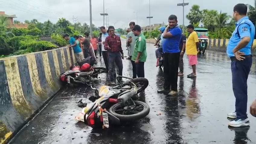 হাতানিয়া দোহানিয়া ব্রিজে গাড়ি-বাইক মুখোমুখি সংঘর্ষ, নিহত, ১ আশঙ্কা জনক ১।
নামখানার হাতানিয়া দোয়ানিয়া ব্রিজের ওপর এক মর্মান্তিক পথ দুর্ঘটনায় প্রাণ হারালেন এক বাইক আরোহী। মঙ্গলবার আনুমানিক দুপুর পৌনে একটা নাগাদ দুর্ঘটনাটি ঘটে।ওপুলিশ ও স্থানীয় সূত্রে জানা গিয়েছে, কাকদ্বীপ থেকে বকখালিগামী দুটি বাইকে ধাক্কা মারে বিপরীত দিক থেকে আসা একটি অনিয়ন্ত্রিত বোলেরো গাড়ি। একটি বাইকে এক দম্পতি এবং অপর বাইকটিতে একাকী এক চালক ছিলেন। ব্রিজের নামখানা প্রান্তে মুখোমুখি সংঘর্ষের বিকট শব্দে কেঁপে ওঠে এলাকা।
অভিঘাত এতটাই তীব্র ছিল যে একাকী থাকা বাইক আরোহী ব্রিজের ওপর থেকে ছিটকে নিচে রাস্তার ওপর গিয়ে পড়েন। স্থানীয়রা তাঁকে উদ্ধার করে দ্রুত দ্বারিকানগর ব্লক প্রাথমিক স্বাস্থ্যকেন্দ্রে নিয়ে গেলে চিকিৎসকেরা তাঁকে মৃত বলে ঘোষণা করেন। পুলিশ জানায়, মৃতের নাম শংকর মাইতি (৪৮)। তিনি নামখানার চন্দনপিড়ির বাসিন্দা।
অন্যদিকে, আহত দম্পতির মধ্যে আশঙ্কাজনক অবস্থায় স্বামীকে স্থানান্তরিত করা হয়েছে কাকদ্বীপ মহকুমা হাসপাতালে। স্ত্রী সামান্য আঘাত পেয়েছেন। খবর পেয়ে নামখানা থানার পুলিশ ঘটনাস্থলে পৌঁছে যান চলাচল স্বাভাবিক করে এবং ঘাতক গাড়িটিকে চিহ্নিত করে আটক করে। ঘটনার তদন্ত চলছে।