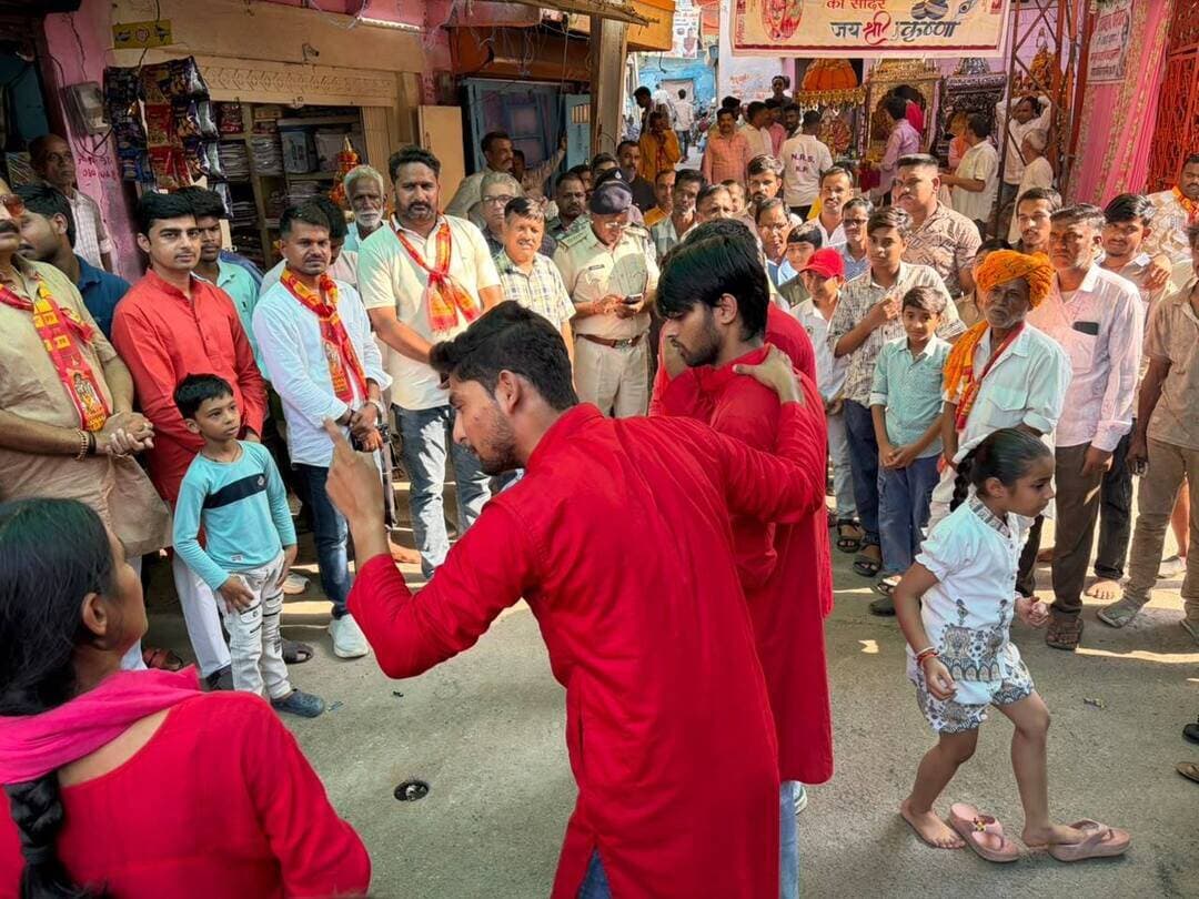 सोयतकलां में नमो सेवा अभियान के तहत अनकही कहानी नुक्कड़ नाटक संपन्न
सेवा संकल्प अभियान 2026 के तहत नमो सेवा अभियान एवं अनकही कहानी कार्यक्रम के अंतर्गत नगर परिषद सोयतकलां के छत्री चौक एवं माधव चौक पर सामाजिक एवं सांस्कृतिक विभाग के कलाकारों द्वारा नुक्कड़ नाटक की आकर्षक प्रस्तुति दी गई।
प्रधानमंत्री श्री नरेन्द्र मोदी जी के जनसेवा के 25 वर्ष पूर्ण होने के उपलक्ष्य में आयोजित कार्यक्रम में नुक्कड़ नाटक के माध्यम से जनकल्याणकारी योजनाओं एवं जनसेवा से जुड़ी अनकही कहानियों को रोचक ढंग से प्रस्तुत किया गया।
इस अवसर श्री पुष्पराज सिंह जादौन, नगर परिषद अध्यक्ष प्रतिनिधि श्री बागेश बैरागी, उपाध्यक्ष नगर परिषद श्री मनीष कुमार महादेव, सीएमओ श्री दशरथ पाटीदार, सामाजिक कार्यकर्ता श्री दिनेश दांगी, सरपंच श्री अरुण शर्मा, श्री श्रीनिवास मालवीय श्री गोपाल शर्मा श्री पदमचंद जैन, पार्षदगण सामाजिक संगठनों के प्रतिनिधि एवं प्रबुद्धजन, नागरिकगण उपस्थित थे।
#सेवा_संकल्प_अभियान #SevaSankalpAbhiyan
#agarmalwa
#आगरमालवा