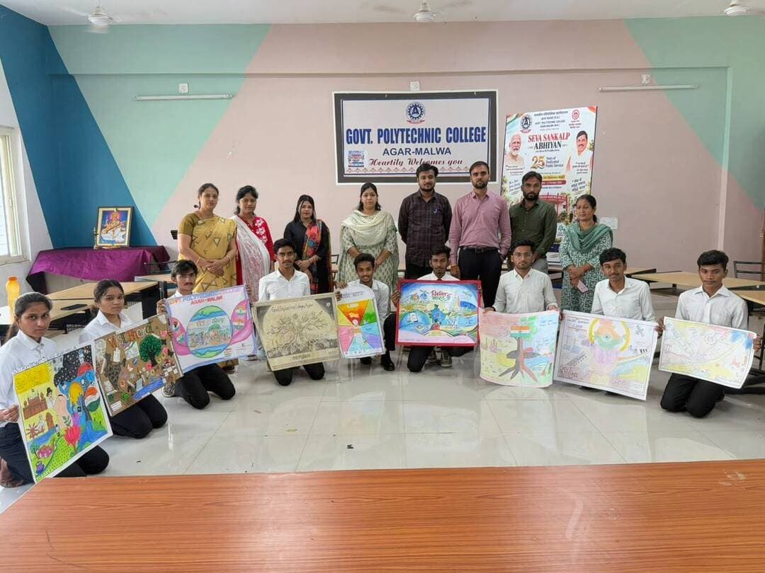 #सेवा_संकल्प_अभियान
चित्रकला एवं भाषण प्रतियोगिता संपन्न
चित्रों एवं वक्तव्य के माध्यम से विकसित भारत की संकल्पना को किया प्रदर्शित
शासकीय पॉलीटेक्निक महाविद्यालय, आगर मालवा में सेवा संकल्प अभियान के तहत चित्रकला एवं भाषण प्रतियोगिता का आयोजित की गई। प्रतियोगिता में महाविद्यालय के विद्यार्थियों ने उत्साहपूर्वक सहभागिता करते हुए विकसित भारत की संकल्पनाओं को अपनी रचनात्मकता एवं विचारों के माध्यम से प्रस्तुत किया। विद्यार्थियों ने विकसित भारत के निर्माण में तकनीकी एवं तकनीकी शिक्षा के महत्व को भी प्रभावी ढंग से रेखांकित किया।
चित्रकला प्रतियोगिता में विद्यार्थियों ने विभिन्न चित्रों के माध्यम से विकसित भारत की कल्पना, तकनीकी प्रगति एवं राष्ट्र निर्माण में युवाओं की भूमिका को दर्शाया। प्रतियोगिता में इलेक्ट्रॉनिक द्वितीय वर्ष के छात्र विशाल सूर्यवंशी प्रथम स्थान पर, कम्प्यूटर साइंस तृतीय वर्ष के छात्र मोहित गौड़ द्वितीय स्थान पर तथा कम्प्यूटर साइंस द्वितीय वर्ष की छात्रा प्राची परमार तृतीय स्थान एवं इलेक्ट्रॉनिक तृतीय वर्ष के छात्र अंशुल सिरोलिया संयुक्त रूप से तृतीय स्थान पर रहे।
इसी क्रम में आयोजित भाषण प्रतियोगिता में विद्यार्थियों ने विकसित भारत के निर्माण, तकनीकी विकास एवं युवाओं की भूमिका विषय पर अपने विचार प्रस्तुत किए। भाषण प्रतियोगिता में कम्प्यूटर साइंस तृतीय वर्ष के छात्र भविष्य शर्मा प्रथम स्थान पर, तृतीय वर्ष के छात्र अनुराग मालवीय द्वितीय स्थान पर तथा सीविल तृतीय वर्ष की छात्रा शानू भेरिया तृतीय स्थान पर रही।
कार्यक्रम के माध्यम से विद्यार्थियों में रचनात्मक अभिव्यक्ति, राष्ट्र निर्माण के प्रति जागरूकता तथा तकनीकी ज्ञान के महत्व को समझने की भावना को प्रोत्साहित किया गया। प्रतियोगिताओं में विद्यार्थियों की उत्साहपूर्ण सहभागिता रही।
CM Madhya Pradesh
#agarmalwa
#आगरमालवा
