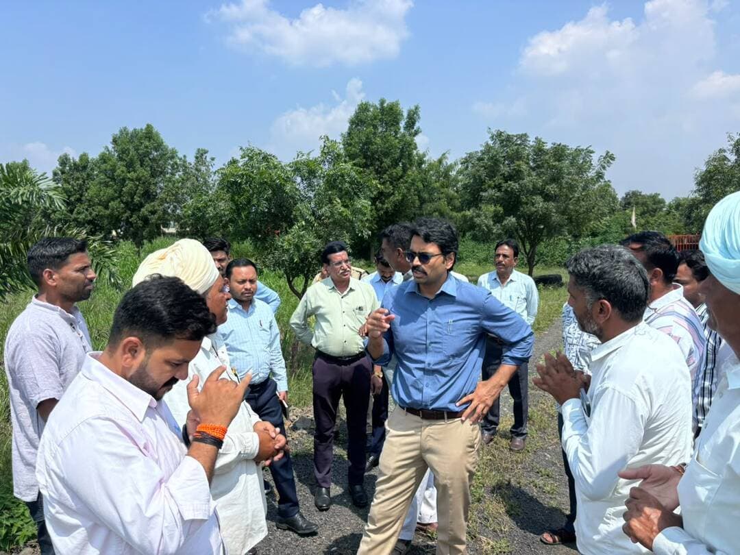 सेवा संकल्प अभियान के तहत सेवा यात्रा आज ग्राम बरगड़ी से जिले में प्रवेश करेगी
कलेक्टर डॉ. मीना ने स्थल एवं यात्रा मार्ग, निरीक्षण कर व्यवस्थाओं का लिया जायजा
सेवा संकल्प अभियान के अंतर्गत सेवा यात्रा 23 सितम्बर को जनपद पंचायत बड़ौद के ग्राम बरगड़ी से आगर-मालवा जिले में प्रवेश करेगी। यात्रा के सुचारू संचालन एवं कार्यक्रमों की व्यवस्थाओं को लेकर कलेक्टर डॉ. शेर सिंह मीना ने मंगलवार को जिले के प्रवेश स्थल, प्रस्तावित कार्यक्रम स्थलों एवं यात्रा मार्ग का निरीक्षण कर तैयारियों का जायजा लिया।
कलेक्टर डॉ. मीना ने संबंधित अधिकारियों को सौंपे गए दायित्वों का गंभीरता एवं जिम्मेदारी के साथ निर्वहन करने के निर्देश दिए। उन्होंने कहा कि सेवा यात्रा के दौरान पेयजल, चिकित्सा, सुरक्षा, स्वच्छता सहित अन्य आवश्यक व्यवस्थाएं समयपूर्व सुनिश्चित की जाएं। सभी संबंधित विभाग आपसी समन्वय के साथ कार्य करते हुए यात्रा के दौरान व्यवस्थाओं को सुव्यवस्थित एवं सुचारू बनाए रखें।
बड़ौद में स्वच्छता एवं पौधारोपण कार्यक्रम
जिला पंचायत सीईओ श्री बीएस सोलंकी ने बताया कि सेवा यात्रा ग्राम बरगड़ी से जिले में प्रवेश करने के उपरांत प्रातः 11 बजे बड़ौद पहुंचेगी। यहां स्वच्छता कार्यक्रम एवं पौधारोपण किया जाएगा। इसके उपरांत सेवा यात्रा आगर के लिए प्रस्थान करेगी। सेवा यात्रा का दोपहर 2 बजे आगर नगर में आगमन होगा। यहां विजय स्तंभ पर पूर्व सैनिकों का सम्मान एवं भारत माता की आरती का कार्यक्रम आयोजित किया जाएगा। इसके पश्चात सेवा यात्रा का नगर भ्रमण होगा तथा पुस्तक वितरण एवं विद्यार्थियों से संवाद कार्यक्रम आयोजित किया जाएगा। सेवा संकल्प अभियान जन सेवा संकल्प यात्रा वडनगर से वाराणासी तक के तहत् जिले में इस यात्रा के सफल आयोजन एवं व्यवस्थाएं सुनिश्चित करने के लिये कलेक्टर डॉ. शेर सिंह मीना द्वारा विभिन्न अधिकारियों को दायित्व सौंपे गए हैं और समय-सीमा में दायित्व निर्वहन के निर्देश अधिकारियों को दिए है।
गौशाला का किया निरीक्षण
कलेक्टर डॉ. मीना ने इसके पश्चात श्री कृष्ण योगेश्वर गौशाला, बरगड़ी का निरीक्षण किया तथा गौशाला में गौवंशों के लिए की गई व्यवस्थाओं का जायजा लिया। उन्होंने गौवंशों के रख-रखाव एवं उपलब्ध सुविधाओं के संबंध में आवश्यक निर्देश दिए।
निरीक्षण के दौरान एसडीएम आगर श्री कमल मंडलोई, परियोजना अधिकारी शहरी विकास अभिकरण श्री कुशल सिंह डोडवे सहित संबंधित अधिकारी, जनप्रतिनिधि, गौशाला के संरक्षक रामचन्द्र बगड़ावत, किसान नेता श्री डूंगर सिंह एवं श्री सुरेंद्र सिंह परिहार भी उपस्थित थे।