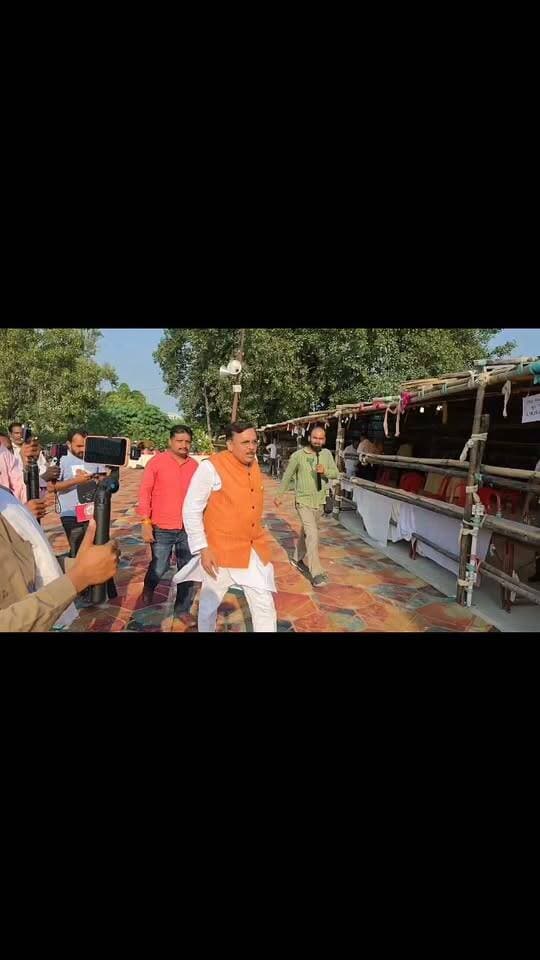 किच्छा विधायक तिलक राज बेहड़ पर थप्पड़ का आरोप, जमकर हंगामा!
किच्छा में स्ट्रांग रूम की सुरक्षा को लेकर कांग्रेस और बीजेपी नेताओं में जमकर विवाद हुआ। कांग्रेस विधायक तिलक राज बेहड़ और पूर्व विधायक राजेश शुक्ला के बीच तीखी झड़प के बाद पुलिस ने दोनों को सिडकुल चौकी पहुंचाया।