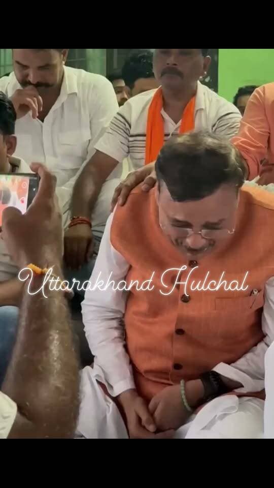 बिग ब्रेकिंग: फूट-फूटकर रो पड़े BJP के पूर्व विधायक!
किच्छा में स्ट्रांग रूम की सुरक्षा को लेकर कांग्रेस और BJP नेताओं में भिड़ंत। कांग्रेस विधायक तिलक राज बेहड़ और पूर्व विधायक राजेश शुक्ला को पुलिस चौकी लाई।
चौकी में मीडिया के सामने राजेश शुक्ला के आंसू छलक पड़े। रोते हुए कांग्रेस विधायक पर लगाए गंभीर आरोप।