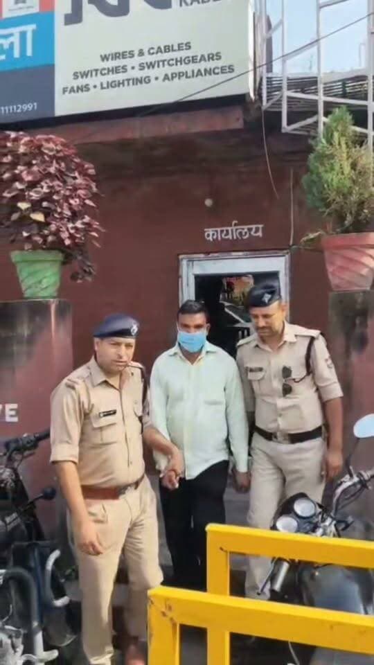 देहरादून में हुड़दंगी सिक्योरिटी गार्ड गिरफ्तार!
ओएसिस मॉल में सिक्योरिटी गार्ड का काम करने वाले महेंद्र सिंह ने शराब के नशे में Zomato डिलीवरी बॉय से मारपीट कर दी।
रात में डिलीवरी देने आए युवक से गाली-गलौज और हाथापाई करने लगा। सूचना पर नेहरू कॉलोनी पुलिस मौके पर पहुंची और आरोपी को 170 BNS के तहत गिरफ्तार कर लिया।
SSP दून के निर्देश पर हुड़दंगियों के खिलाफ लगातार कार्रवाई जारी है।
#DehradunPolice
