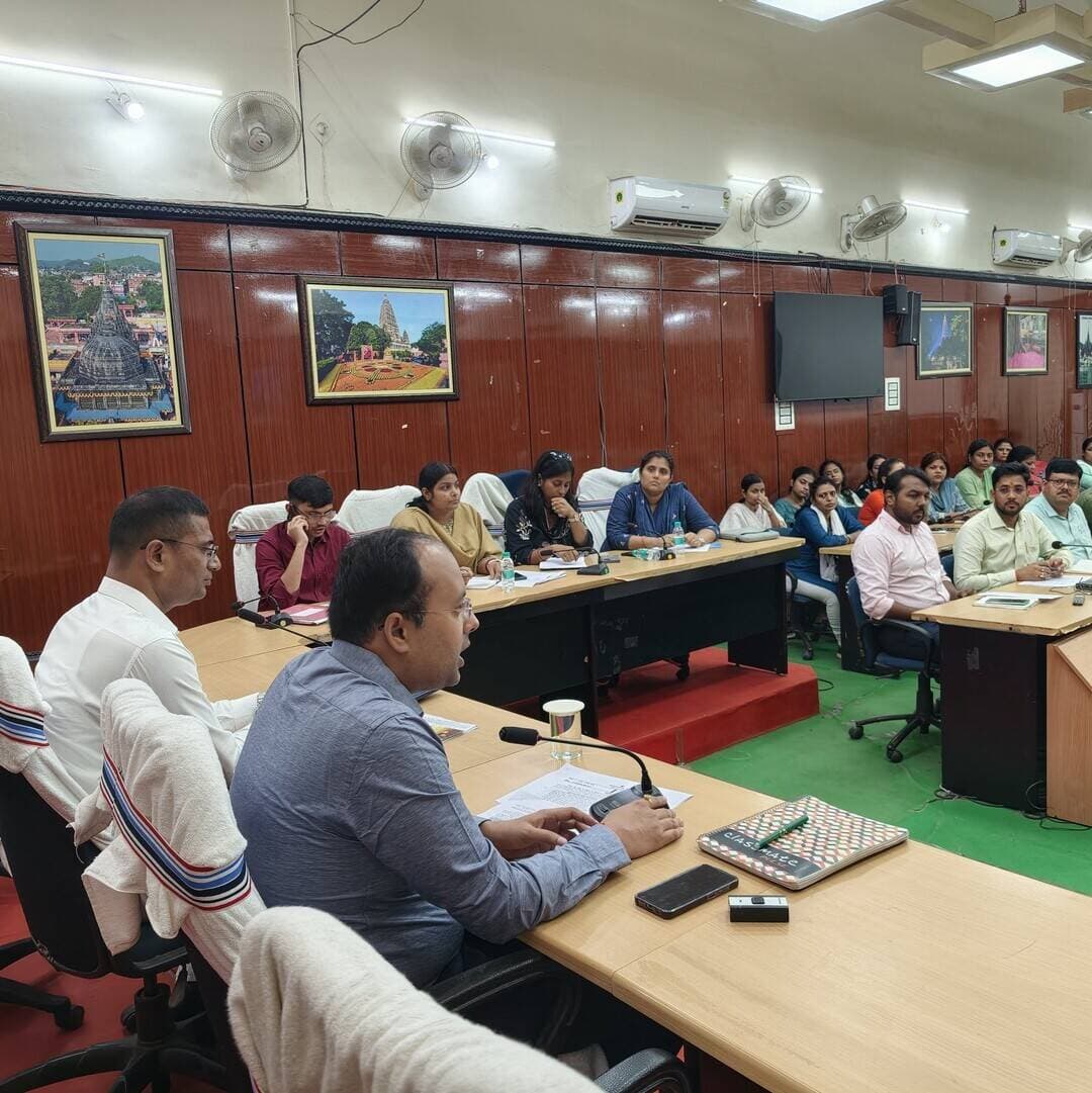 पितृपक्ष मेला को लेकर नियंत्रण कक्ष में प्रतिनियुक्त पदाधिकारियों एवं कर्मियों की जिलाधिकारी ने की ब्रीफिंग*
गया, 22 सितंबर 2026, पितृपक्ष मेला 2026 के अवसर पर देश-विदेश से गया आने वाले तीर्थयात्रियों को बेहतर, सुगम एवं त्वरित सुविधा उपलब्ध कराने के उद्देश्य से जिला प्रशासन द्वारा व्यापक स्तर पर तैयारियां की जा रही हैं। इसी क्रम में जिला पदाधिकारी, गया डॉ. शशांक शुभंकर ने समाहरणालय सभागार में संवाद सदन, विष्णुपद एवं नियंत्रण कक्ष में प्रतिनियुक्त सभी पदाधिकारियों एवं कर्मियों के साथ ब्रीफिंग बैठक की। बैठक में नियंत्रण कक्ष के सुचारू संचालन, प्राप्त शिकायतों एवं सुझावों के त्वरित निष्पादन तथा मेला क्षेत्र की व्यवस्थाओं की प्रभावी मॉनिटरिंग को लेकर आवश्यक दिशा-निर्देश दिए गए।
जिला पदाधिकारी ने निर्देश दिया कि नियंत्रण कक्ष में तीर्थयात्रियों, श्रद्धालुओं एवं आम लोगों से प्राप्त होने वाली प्रत्येक शिकायत एवं सुझाव को निर्धारित रजिस्टर में व्यवस्थित एवं स्पष्ट रूप से संधारित किया जाए। शिकायत प्राप्त होने के समय, शिकायत का विषय, संबंधित विभाग तथा उसके निष्पादन की स्थिति का भी समुचित उल्लेख सुनिश्चित किया जाए, ताकि किसी भी शिकायत की मॉनिटरिंग में कठिनाई नहीं हो।
उन्होंने विशेष रूप से रात्रि पाली में प्रतिनियुक्त पदाधिकारियों एवं कर्मियों की शत-प्रतिशत उपस्थिति सुनिश्चित कराने का निर्देश दिया। उन्होंने कहा कि मेला अवधि में नियंत्रण कक्ष 24 घंटे सक्रिय भूमिका में रहेगा, इसलिए सभी शिफ्ट में प्रतिनियुक्त पदाधिकारी एवं कर्मी निर्धारित समय पर उपस्थित रहकर अपने दायित्वों का पूरी जिम्मेदारी के साथ निर्वहन करें।
जिला पदाधिकारी ने नियंत्रण कक्ष में प्राप्त शिकायतों की दैनिक कंपाइल रिपोर्ट तैयार करने का निर्देश दिया। उन्होंने कहा कि प्रतिदिन प्राप्त शिकायतों की संख्या, शिकायत का प्रकार, संबंधित विभाग, की गई कार्रवाई एवं निष्पादन की स्थिति का संकलन किया जाए। साथ ही ऐसी शिकायतें, जो बार-बार प्राप्त हो रही हैं, उनकी अलग सूची तैयार कर प्रतिदिन उपलब्ध कराने का निर्देश दिया, ताकि बार-बार आने वाली समस्याओं के स्थायी समाधान की दिशा में त्वरित कार्रवाई की जा सके।
उन्होंने स्पष्ट निर्देश दिया कि पितृपक्ष मेला अवधि में नियंत्रण कक्ष में प्राप्त होने वाली शिकायतों का तत्काल संज्ञान लेते हुए संबंधित विभाग से समन्वय स्थापित कर यथाशीघ्र समाधान सुनिश्चित किया जाए। किसी भी शिकायत को अनावश्यक रूप से लंबित नहीं रखा जाए। तीर्थयात्रियों की सुविधा से संबंधित मामलों को प्राथमिकता के आधार पर निष्पादित करने को कहा गया।
*धावा दल द्वारा मेला क्षेत्र में व्यवस्थाओं की होगी सतत निगरानी*
जिला पदाधिकारी ने बताया कि पितृपक्ष मेला के दौरान विभिन्न स्थानों पर उपलब्ध कराई जा रही व्यवस्थाओं की प्रभावी निगरानी के लिए धावा दल का गठन किया गया है। धावा दल द्वारा मेला क्षेत्र के विभिन्न महत्वपूर्ण स्थलों पर पहुंचकर वहां की व्यवस्थाओं का स्थल निरीक्षण किया जाएगा।
धावा दल के पदाधिकारी एवं कर्मी विभिन्न मेला क्षेत्रों में सफाई, पेयजल, प्रकाश व्यवस्था, यातायात, शौचालय, श्रद्धालुओं के लिए उपलब्ध सुविधाओं सहित अन्य व्यवस्थाओं का निरीक्षण करेंगे। इसके साथ ही विभिन्न स्थानों पर प्रतिनियुक्त पदाधिकारियों एवं कर्मियों की उपस्थिति की भी जांच की जाएगी, ताकि यह सुनिश्चित किया जा सके कि सभी पदाधिकारी एवं कर्मी अपने निर्धारित स्थल पर उपस्थित रहकर अपने दायित्वों का निर्वहन कर रहे हैं।
उन्होंने कहा कि धावा दल द्वारा निरीक्षण के दौरान पाई जाने वाली कमियों एवं समस्याओं की सूचना संबंधित पदाधिकारियों को तत्काल उपलब्ध कराई जाएगी तथा आवश्यकतानुसार उसका त्वरित निराकरण सुनिश्चित कराया जाएगा।
*सेवा भाव एवं समर्पण के साथ कार्य करने का निर्देश*
जिला पदाधिकारी ने बैठक में सभी पदाधिकारियों एवं कर्मियों को निर्देश देते हुए कहा कि पितृपक्ष मेला अत्यंत महत्वपूर्ण एवं आस्था से जुड़ा आयोजन है। इस अवसर पर देश के विभिन्न राज्यों के साथ-साथ विदेशों से भी बड़ी संख्या में श्रद्धालु एवं तीर्थयात्री गया पहुंचते हैं। ऐसे में जिला प्रशासन के प्रत्येक पदाधिकारी एवं कर्मी की भूमिका महत्वपूर्ण है।
उन्होंने सभी को पूरी सेवा भावना, संवेदनशीलता एवं समर्पण के साथ कार्य करने का निर्देश दिया, ताकि मेला अवधि के दौरान गया आने वाले किसी भी तीर्थयात्री को अनावश्यक कठिनाई का सामना न करना पड़े। उन्होंने कहा कि तीर्थयात्रियों की समस्याओं को अपनी जिम्मेदारी समझते हुए उनका त्वरित समाधान किया जाए तथा सभी विभाग आपसी समन्वय के साथ कार्य करें।
जिला पदाधिकारी ने कहा कि पितृपक्ष मेला के सफल आयोजन में सभी पदाधिकारियों एवं कर्मियों की सहभागिता अपेक्षित है। नियंत्रण कक्ष, मेला क्षेत्र एवं विभिन्न प्रतिनियुक्ति स्थलों पर तैनात सभी अधिकारी एवं कर्मी सजग एवं सक्रिय रहकर कार्य करें, ताकि देश-विदेश से आने वाले श्रद्धालुओं को बेहतर व्यवस्था, सुगम आवागमन एवं सुरक्षित एवं सुविधाजनक तीर्थयात्रा का अनुभव प्राप्त हो सके। #bdbiharjharkhand #पितृपक्ष #gayaji
