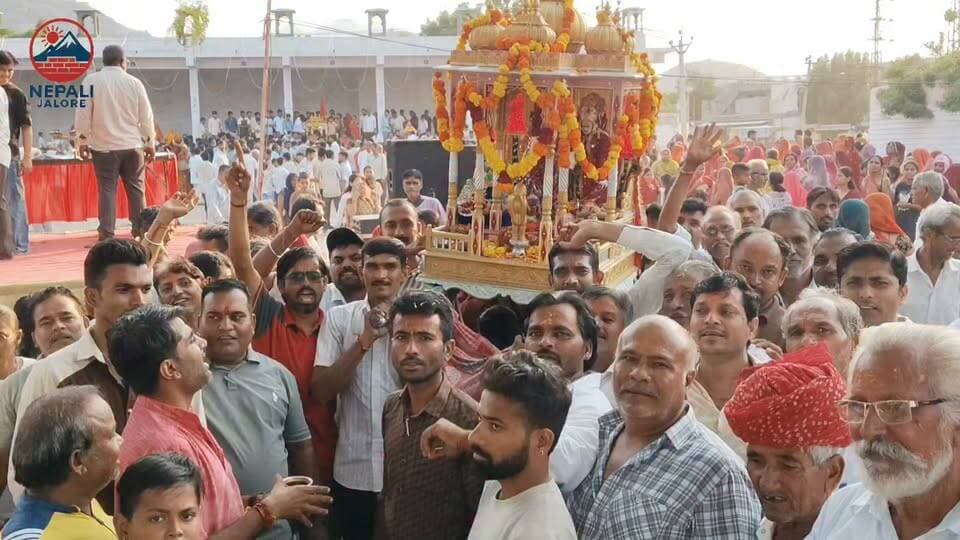 देवझुलनी एकादशी पर सुंदेलाव तालाब के पास हुई महाआरती :
जालोर में देवझुलनी एकादशी के अवसर पर सुंदेलाव तालाब मंदिर के पास महाआरती का आयोजन हुआ। महाआरती में बड़ी संख्या में श्रद्धालुओं ने भाग लेकर शहर व देश-प्रदेश में खुशहाली की कामना की। श्रद्धालुओं ने भगवान की आराधना कर सुख-समृद्धि और शांति की प्रार्थना की। इस दौरान तालाब में गंदा पानी होने के कारण भगवान का पश्चाल गंगाजल से करवाना पड़ा। तालाब की बदहाल स्थिति को लेकर श्रद्धालुओं में रोष भी नजर आया।