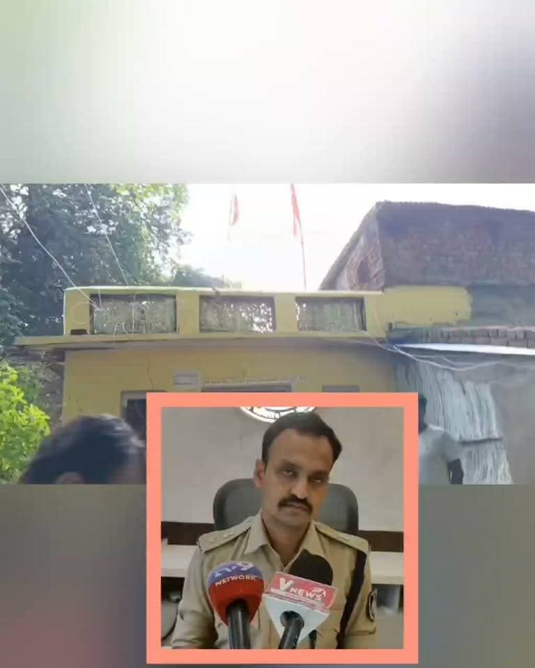 छतरपुर के मातगुवां छतरपुर रोड स्थित प्रसिद्ध दो सौ साल पुराने ब्रह्मदेव मंदिर में चोरी हो गई , मंदिर के पुजारी के.के. शर्मा ने सुबह देखा कि मंदिर का ताला टूटा हुआ है और अंदर रखी 6 इंच की दो पीतल की मूर्तियां गायब हैं।पुजारी ने पुलिस को बताया कि मंदिर की मुख्य दो मूर्तियों के अलावा, उन्हें कथा के दौरान जो छोटी मूर्तियां दान-दक्षिणा में मिलती थीं, वो भी चोर ले गए हैं।,मामले की सूचना मिलते ही पुलिस ने मौके पर पहुंचकर एफआईआर दर्ज की है,फिलहाल पुलिस ने अज्ञात आरोपियों के खिलाफ मामला दर्ज कर जांच शुरू कर दी है और जल्द ही आरोपियों को गिरफ्तार करने की बात कही है।
हिमांशु अग्रवाल
छतरपुर