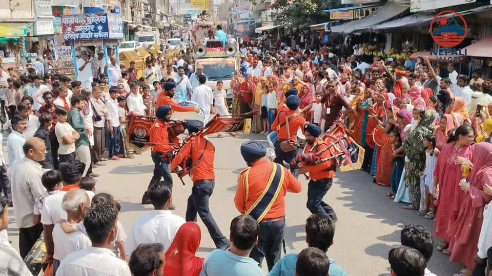 जालोर में पूरा मोहल्ला गणेश भक्त मंडल सेवा समिति की ओर से गणपति महोत्सव के तहत मंगलवार को गणेश प्रतिमा की विसर्जन शोभायात्रा धूमधाम से निकाली गई। अध्यक्ष तरुण त्रिवेदी ने बताया कि शोभायात्रा पूरा मोहल्ला से रवाना हुई। जो सूरजपोल, भीनमाल बाईपास, राजेंद्र नगर, अस्पताल चौराहा, जोशी सर्कल और पंचायत समिति होते हुए विसर्जन स्थल पहुंची। शोभायात्रा में श्रद्धालु गणपति बप्पा के जयकारे लगाते हुए चल रहे थे। ऊंट, हाथी और घोड़े शोभायात्रा में आकर्षण का केंद्र रहे। इस दौरान विभिन्न देवी-देवताओं की झांकियां भी शोभायात्रा में शामिल की गईं। रास्ते में श्रद्धालुओं ने गणपति बप्पा के दर्शन कर आशीर्वाद लिया। विसर्जन स्थल पर विधि-विधान से पूजा-अर्चना की गई।
इसके बाद ‘गणपति बप्पा मोरया, अगले बरस तू जल्दी आ’ के जयकारों के साथ गणपति प्रतिमा को श्रद्धापूर्वक विदाई दी गई।