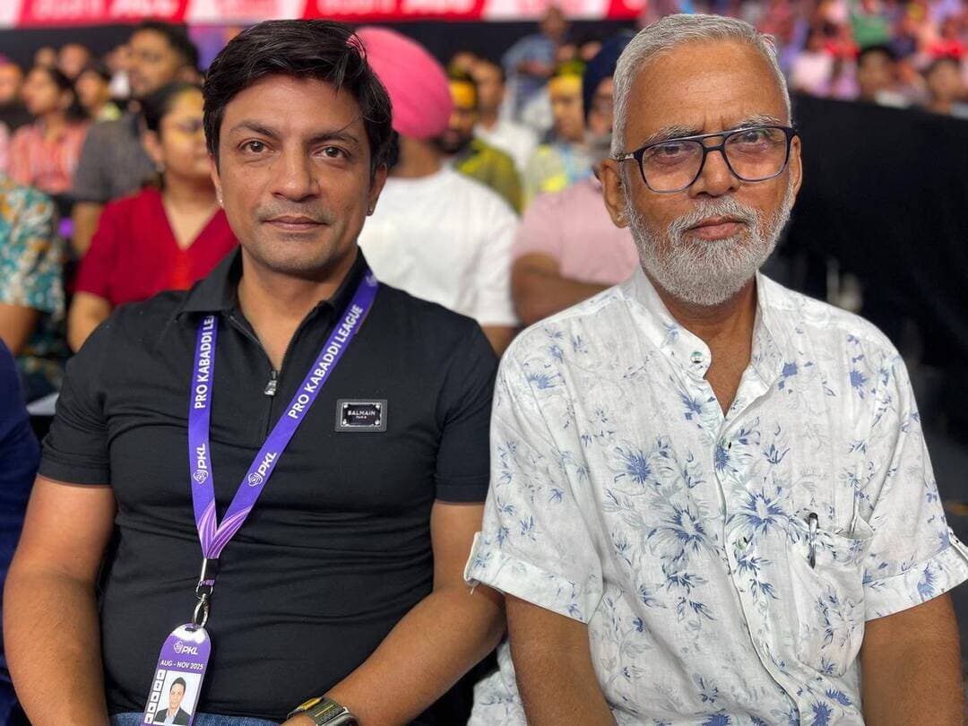जालोर | राजस्थान के तेजस्वी सिंह गहलोत को जापान के आइची-नागोया में मंगलवार को हुई इंटरनेशनल कबड्डी फेडरेशन (IKF) की जनरल असेंबली में सर्वसम्मति से सेक्रेटरी जनरल चुना गया। गहलोत राजस्थान राज्य ओलम्पिक संघ के अध्यक्ष हैं और प्रो कबड्डी लीग से लेकर ग्रासरूट स्तर तक कबड्डी का अनुभव रखते हैं। वे कबड्डी प्रशासक स्व. जनार्दन सिंह गहलोत के पुत्र हैं, जिन्होंने कबड्डी को ओलम्पिक में शामिल कराने का सपना देखा था। जालोर जिला ओलम्पिक संघ के सेक्रेटरी जनरल लाल सिंह सांखला ने गहलोत को बधाई देते हुए इसे राजस्थान और भारत के कबड्डी प्रेमियों के लिए गौरव का क्षण बताया। गहलोत के नेतृत्व में ओलम्पिक-2036 में कबड्डी को शामिल कराने और खेल को वैश्विक स्तर पर बढ़ावा देने के प्रयासों को गति मिलने की उम्मीद जताई गई।