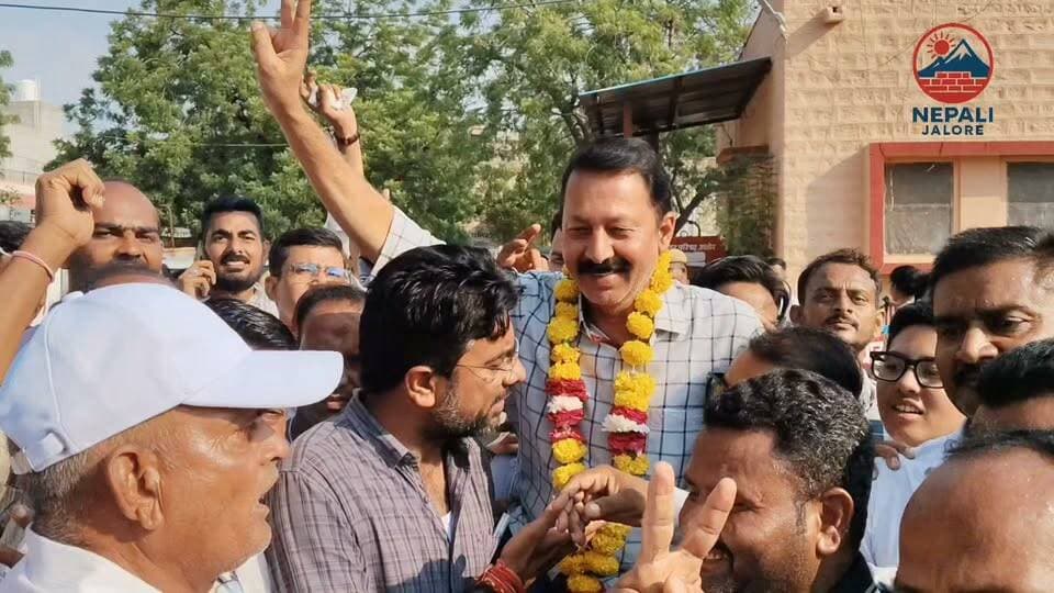 जालोर नगर परिषद के उपसभापति बने कांग्रेस के सैय्यद मुमताज अली : समर्थन में पड़े 25 वोट; भाजपा के मनीष परमार को 15 वोट मिले। जालोर नगर परिषद के उपसभापति पद पर कांग्रेस के सैय्यद मुमताज अली ने जीत दर्ज की है। उन्हें 25 वोट मिले, जबकि बीजेपी के मनीष परमार को 15 वोट मिले। इस तरह मुमताज अली ने 10 वोट से चुनाव जीता। नगर परिषद के सभी 40 निर्वाचित पार्षदों ने मतदान किया।