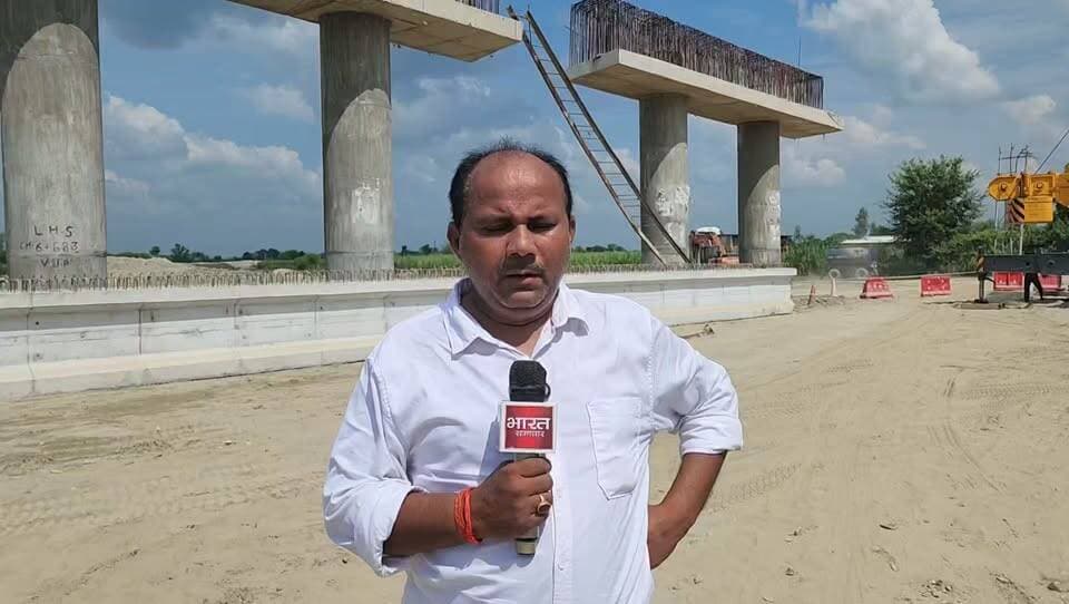 गोंडा अयोध्या रिंग रोड के निर्माण में बड़ी लापरवाही
ओवरब्रिज पर रखे गए 2 सेगमेंटो में अभी से पड़ी दरार
सीमेंट के सेगमेंटो में आई दरार से ग्रामीण भयभीत
भविष्य में पुल के लिए बड़े खतरे की जताई आशंका
अयोध्या से गोंडा को जोड़ने वाला है ये रिंग रोड
नवाबगंज के दत्तनगर में इसी रिंग रोड पर ओवरब्रिज
ओवरब्रिज निर्माण के शुरुआती काम में ही खामी
NHAI से बन रही इस रिंग रोड का काम करा रही OSS कंपनी
#Gonda #Ayodhya #RingRoad #NHAI #RoadConstruction #Overbridge #GroundReport #RealityCheck