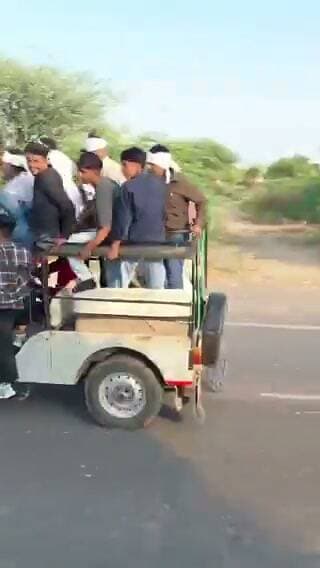 स्टंट के नाम पर मौत का खेल! वायरल वीडियो ने खड़े किए गंभीर सवाल
चंद सेकंड की रील के लिए जान जोखिम में डालने का दावा, सोशल मीडिया पर वीडियो तेजी से वायरल
विशेषज्ञों की चेतावनी—सड़क पर स्टंट न सिर्फ गैरकानूनी, बल्कि जानलेवा भी हो सकता है
✒️ रिपोर्ट : स्टेट ब्यूरो, राजस्थान
नागौर। राजस्थान के नागौर जिले का बताया जा रहा एक वीडियो सोशल मीडिया पर तेजी से वायरल हो रहा है। वीडियो में कुछ युवक कथित तौर पर खतरनाक स्टंट करते हुए दिखाई दे रहे हैं। दावा किया जा रहा है कि यह स्टंट केवल सोशल मीडिया पर रील बनाने और अधिक लाइक्स व व्यूज़ पाने के उद्देश्य से किया गया। हालांकि, वीडियो की स्थान, समय और परिस्थितियों की स्वतंत्र पुष्टि अभी नहीं हो सकी है।
वायरल वीडियो ने एक बार फिर यह बहस छेड़ दी है कि सोशल मीडिया पर लोकप्रियता हासिल करने की होड़ किस हद तक लोगों को जोखिम उठाने के लिए प्रेरित कर रही है। विशेषज्ञों का मानना है कि सार्वजनिक सड़कों पर इस तरह के स्टंट न केवल स्वयं के लिए बल्कि अन्य राहगीरों और वाहन चालकों के लिए भी गंभीर खतरा पैदा करते हैं।
सड़क सुरक्षा नियमों के अनुसार, सार्वजनिक मार्गों पर खतरनाक स्टंट करना कानून का उल्लंघन माना जा सकता है। ऐसे मामलों में यदि पुलिस के संज्ञान में घटना आती है और नियमों के उल्लंघन की पुष्टि होती है, तो संबंधित व्यक्तियों के विरुद्ध मोटर वाहन अधिनियम और अन्य लागू कानूनी प्रावधानों के तहत कार्रवाई की जा सकती है।
सोशल मीडिया विशेषज्ञों का कहना है कि कुछ सेकंड की वायरल वीडियो या रील के लिए अपनी और दूसरों की जान जोखिम में डालना किसी भी दृष्टि से उचित नहीं है। जिम्मेदार और सुरक्षित डिजिटल व्यवहार आज समय की आवश्यकता है।
एनडी न्यूज़ की अपील
रील या सोशल मीडिया प्रसिद्धि के लिए कभी भी अपनी या दूसरों की जान खतरे में न डालें। यदि कहीं सार्वजनिक स्थान पर खतरनाक स्टंट या लापरवाही दिखाई दे तो उसकी सूचना संबंधित पुलिस अथवा प्रशासन को दें। सुरक्षित समाज और सुरक्षित सड़कें हम सभी की साझा जिम्मेदारी हैं।
ऐसी घटनाओं से बचने के सुझाव
सार्वजनिक सड़कों पर किसी भी प्रकार का स्टंट न करें।
सोशल मीडिया के लिए केवल सुरक्षित और जिम्मेदार कंटेंट ही बनाएं।
अभिभावक युवाओं को सड़क सुरक्षा और डिजिटल जिम्मेदारी के प्रति जागरूक करें।
खतरनाक स्टंट देखने पर उसे प्रोत्साहित करने के बजाय संबंधित अधिकारियों को सूचना दें।
यातायात नियमों का पालन करें और दूसरों को भी इसके लिए प्रेरित करें।
👇👇
#NDNews #दैनिक_निष्पक्ष_धारा #Nagaur #Rajasthan #ViralVideo #DangerousStunt #RoadSafety #SocialMedia #Reels #TrafficSafety #RoadAccident #SafetyFirst
👇👇
👇👇👇
@PoliceRajasthan
@RajPoliceHelp
@RajCMO
@transport_rajas
@MORTHIndia
@PIB_India
@PMOIndia
@HMOIndia
👇👇👇
🟥 ND NEWS | दैनिक निष्पक्ष धारा
मुख्य संपादक / संस्थापक: राजन सिंह हाड़ा
सह-संपादक: शालिनी सिंह भदौरिया
✒️ रिपोर्ट : स्टेट ब्यूरो, राजस्थान
📍 कार्यालय-3: U158, हीरा स्वीट्स के पास, विकास मार्ग, लक्ष्मी नगर, पूर्वी दिल्ली, पिन कोड – 110092 (NCR)
📍 कार्यालय-2: विधानसभा रोड, बर्लिंगटन चौराहा, लखनऊ (226001) (UP)
📍 कार्यालय-1: 1/1 अटल बिहारी चौराहा, नियर बर्मा चौराहा, फतेहपुर (212601) (UP)
📅 दिनांक: 22 सितंबर 2026
📆 दिन: मंगलवार
📧 Email: ndnewschannel@gmail.com
📞 मोबाइल: 9696119696
👇👇👇
डिस्क्लेमर: यह समाचार सोशल मीडिया पर वायरल वीडियो और उपलब्ध प्रारंभिक जानकारी के आधार पर तैयार किया गया है। वीडियो के स्थान, समय तथा घटनाक्रम की स्वतंत्र पुष्टि नहीं हुई है। यदि संबंधित पुलिस या प्रशासन द्वारा कोई आधिकारिक जानकारी जारी की जाती है, तो उसी के आधार पर तथ्य अंतिम रूप से माने जाएंगे।