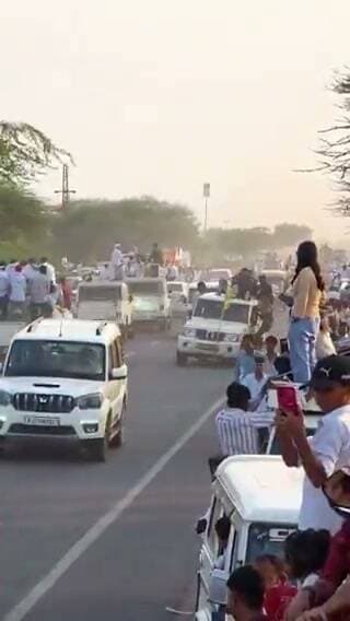 स्टंट के नाम पर मौत का खेल! वायरल वीडियो ने खड़े किए गंभीर सवाल
चंद सेकंड की रील के लिए जान जोखिम में डालने का दावा, सोशल मीडिया पर वीडियो तेजी से वायरल
विशेषज्ञों की चेतावनी—सड़क पर स्टंट न सिर्फ गैरकानूनी, बल्कि जानलेवा भी हो सकता है
✒️ रिपोर्ट : स्टेट ब्यूरो, राजस्थान
नागौर। राजस्थान के नागौर जिले का बताया जा रहा एक वीडियो सोशल मीडिया पर तेजी से वायरल हो रहा है। वीडियो में कुछ युवक कथित तौर पर खतरनाक स्टंट करते हुए दिखाई दे रहे हैं। दावा किया जा रहा है कि यह स्टंट केवल सोशल मीडिया पर रील बनाने और अधिक लाइक्स व व्यूज़ पाने के उद्देश्य से किया गया। हालांकि, वीडियो की स्थान, समय और परिस्थितियों की स्वतंत्र पुष्टि अभी नहीं हो सकी है।
वायरल वीडियो ने एक बार फिर यह बहस छेड़ दी है कि सोशल मीडिया पर लोकप्रियता हासिल करने की होड़ किस हद तक लोगों को जोखिम उठाने के लिए प्रेरित कर रही है। विशेषज्ञों का मानना है कि सार्वजनिक सड़कों पर इस तरह के स्टंट न केवल स्वयं के लिए बल्कि अन्य राहगीरों और वाहन चालकों के लिए भी गंभीर खतरा पैदा करते हैं।
सड़क सुरक्षा नियमों के अनुसार, सार्वजनिक मार्गों पर खतरनाक स्टंट करना कानून का उल्लंघन माना जा सकता है। ऐसे मामलों में यदि पुलिस के संज्ञान में घटना आती है और नियमों के उल्लंघन की पुष्टि होती है, तो संबंधित व्यक्तियों के विरुद्ध मोटर वाहन अधिनियम और अन्य लागू कानूनी प्रावधानों के तहत कार्रवाई की जा सकती है।
सोशल मीडिया विशेषज्ञों का कहना है कि कुछ सेकंड की वायरल वीडियो या रील के लिए अपनी और दूसरों की जान जोखिम में डालना किसी भी दृष्टि से उचित नहीं है। जिम्मेदार और सुरक्षित डिजिटल व्यवहार आज समय की आवश्यकता है।
एनडी न्यूज़ की अपील
रील या सोशल मीडिया प्रसिद्धि के लिए कभी भी अपनी या दूसरों की जान खतरे में न डालें। यदि कहीं सार्वजनिक स्थान पर खतरनाक स्टंट या लापरवाही दिखाई दे तो उसकी सूचना संबंधित पुलिस अथवा प्रशासन को दें। सुरक्षित समाज और सुरक्षित सड़कें हम सभी की साझा जिम्मेदारी हैं।
ऐसी घटनाओं से बचने के सुझाव
सार्वजनिक सड़कों पर किसी भी प्रकार का स्टंट न करें।
सोशल मीडिया के लिए केवल सुरक्षित और जिम्मेदार कंटेंट ही बनाएं।
अभिभावक युवाओं को सड़क सुरक्षा और डिजिटल जिम्मेदारी के प्रति जागरूक करें।
खतरनाक स्टंट देखने पर उसे प्रोत्साहित करने के बजाय संबंधित अधिकारियों को सूचना दें।
यातायात नियमों का पालन करें और दूसरों को भी इसके लिए प्रेरित करें।
👇👇
#NDNews #दैनिक_निष्पक्ष_धारा #Nagaur #Rajasthan #ViralVideo #DangerousStunt #RoadSafety #SocialMedia #Reels #TrafficSafety #RoadAccident #SafetyFirst
👇👇
👇👇👇
@PoliceRajasthan
@RajPoliceHelp
@RajCMO
@transport_rajas
@MORTHIndia
@PIB_India
@PMOIndia
@HMOIndia
👇👇👇
🟥 ND NEWS | दैनिक निष्पक्ष धारा
मुख्य संपादक / संस्थापक: राजन सिंह हाड़ा
सह-संपादक: शालिनी सिंह भदौरिया
✒️ रिपोर्ट : स्टेट ब्यूरो, राजस्थान
📍 कार्यालय-3: U158, हीरा स्वीट्स के पास, विकास मार्ग, लक्ष्मी नगर, पूर्वी दिल्ली, पिन कोड – 110092 (NCR)
📍 कार्यालय-2: विधानसभा रोड, बर्लिंगटन चौराहा, लखनऊ (226001) (UP)
📍 कार्यालय-1: 1/1 अटल बिहारी चौराहा, नियर बर्मा चौराहा, फतेहपुर (212601) (UP)
📅 दिनांक: 22 सितंबर 2026
📆 दिन: मंगलवार
📧 Email: ndnewschannel@gmail.com
📞 मोबाइल: 9696119696
👇👇👇
डिस्क्लेमर: यह समाचार सोशल मीडिया पर वायरल वीडियो और उपलब्ध प्रारंभिक जानकारी के आधार पर तैयार किया गया है। वीडियो के स्थान, समय तथा घटनाक्रम की स्वतंत्र पुष्टि नहीं हुई है। यदि संबंधित पुलिस या प्रशासन द्वारा कोई आधिकारिक जानकारी जारी की जाती है, तो उसी के आधार पर तथ्य अंतिम रूप से माने जाएंगे।