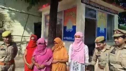 जालौन में चोरी का खुलासा, 4 महिला आरोपी गिरफ्तार
कोंच कोतवाली पुलिस की कार्रवाई, चोरी के आभूषण और नकदी बरामद
चारों आरोपियों को न्यायालय में पेश कर भेजा गया जेल, पुलिस जांच जारी
✒️ रिपोर्ट : जिला ब्यूरो, जालौन
जालौन। उत्तर प्रदेश के जालौन जनपद में कोंच कोतवाली पुलिस ने चोरी के एक मामले का सफल खुलासा करते हुए चार महिला आरोपियों को गिरफ्तार किया है। पुलिस के अनुसार, गिरफ्तार आरोपियों के कब्जे से चोरी के आभूषण और नकदी बरामद की गई है। आवश्यक विधिक कार्रवाई पूरी करने के बाद चारों आरोपियों को न्यायालय में पेश किया गया, जहां से उन्हें न्यायिक अभिरक्षा में जेल भेज दिया गया।
पुलिस के मुताबिक, मामले की विवेचना और साक्ष्यों के आधार पर कार्रवाई करते हुए चार महिला आरोपियों को गिरफ्तार किया गया। उनके कब्जे से 2 मंगलसूत्र, पैंडल, गुरिया सहित अन्य चोरी के आभूषण एवं ₹4,710 नकद बरामद किए गए हैं। बरामद सामान को नियमानुसार कब्जे में लेकर संबंधित विधिक प्रक्रिया पूरी की जा रही है।
कोंच कोतवाली पुलिस का कहना है कि चोरी की घटना के संबंध में सभी आवश्यक साक्ष्य एकत्र किए गए हैं। बरामदगी, पूछताछ और उपलब्ध तथ्यों के आधार पर आगे की कानूनी कार्रवाई जारी है। यदि जांच के दौरान किसी अन्य व्यक्ति की संलिप्तता सामने आती है तो उसके विरुद्ध भी नियमानुसार कार्रवाई की जाएगी।
क्षेत्रीय नागरिकों ने चोरी की घटना के खुलासे पर पुलिस की कार्रवाई की सराहना करते हुए अपराधों पर प्रभावी नियंत्रण बनाए रखने की अपेक्षा जताई है। पुलिस ने आमजन से भी संदिग्ध गतिविधियों की सूचना तत्काल पुलिस को देने की अपील की है।
मामले की आगे की जांच जारी है और पुलिस का कहना है कि सभी तथ्यों का परीक्षण कर निष्पक्ष एवं पारदर्शी कार्रवाई सुनिश्चित की जाएगी।
एनडी न्यूज़ की अपील
अपराध की किसी भी घटना की सूचना तत्काल स्थानीय पुलिस को दें। चोरी का सामान खरीदने या संदिग्ध व्यक्तियों का सहयोग करने से बचें। समाज और पुलिस के बीच बेहतर समन्वय अपराध नियंत्रण में महत्वपूर्ण भूमिका निभाता है।
ऐसी घटनाओं से बचने के सुझाव
घरों में मजबूत ताले, सीसीटीवी और सुरक्षा व्यवस्था सुनिश्चित करें।
संदिग्ध गतिविधि दिखाई देने पर तुरंत पुलिस को सूचना दें।
बहुमूल्य आभूषण और नकदी सुरक्षित स्थान पर रखें।
चोरी का संदिग्ध सामान खरीदने या बेचने से बचें।
पुलिस जांच में सहयोग करें और अफवाहों से दूर रहें।
👇👇
#NDNews #दैनिक_निष्पक्ष_धारा #Jalaun #Konch #BreakingNews #TheftCase #UPPolice #JalaunPolice #CrimeNews #PoliceAction
👇👇
@jalaunpolice
@Uppolice
@dgpup
@CMOfficeUP
@myogiadityanath
@112UttarPradesh
@InfoDeptUP
👇👇👇
🟥 ND NEWS | दैनिक निष्पक्ष धारा
मुख्य संपादक / संस्थापक: राजन सिंह हाड़ा
सह-संपादक: शालिनी सिंह भदौरिया
✒️ रिपोर्ट : जिला ब्यूरो, जालौन
📍 कार्यालय-3: U158, हीरा स्वीट्स के पास, विकास मार्ग, लक्ष्मी नगर, पूर्वी दिल्ली, पिन कोड – 110092 (NCR)
📍 कार्यालय-2: विधानसभा रोड, बर्लिंगटन चौराहा, लखनऊ (226001) (UP)
📍 कार्यालय-1: 1/1 अटल बिहारी चौराहा, नियर बर्मा चौराहा, फतेहपुर (212601) (UP)
📅 दिनांक: 22 सितंबर 2026
📆 दिन: मंगलवार
📧 Email: ndnewschannel@gmail.com
📞 मोबाइल: 9696119696
👇👇
डिस्क्लेमर: यह समाचार पुलिस द्वारा जारी प्रारंभिक जानकारी और उपलब्ध तथ्यों के आधार पर तैयार किया गया है। मामले से संबंधित आरोपों एवं बरामदगी की अंतिम पुष्टि न्यायिक प्रक्रिया एवं पुलिस विवेचना पूरी होने के बाद ही मानी जाएगी।
