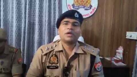 जालौन में चोरी का खुलासा, 4 महिला आरोपी गिरफ्तार
कोंच कोतवाली पुलिस की कार्रवाई, चोरी के आभूषण और नकदी बरामद
चारों आरोपियों को न्यायालय में पेश कर भेजा गया जेल, पुलिस जांच जारी
✒️ रिपोर्ट : जिला ब्यूरो, जालौन
जालौन। उत्तर प्रदेश के जालौन जनपद में कोंच कोतवाली पुलिस ने चोरी के एक मामले का सफल खुलासा करते हुए चार महिला आरोपियों को गिरफ्तार किया है। पुलिस के अनुसार, गिरफ्तार आरोपियों के कब्जे से चोरी के आभूषण और नकदी बरामद की गई है। आवश्यक विधिक कार्रवाई पूरी करने के बाद चारों आरोपियों को न्यायालय में पेश किया गया, जहां से उन्हें न्यायिक अभिरक्षा में जेल भेज दिया गया।
पुलिस के मुताबिक, मामले की विवेचना और साक्ष्यों के आधार पर कार्रवाई करते हुए चार महिला आरोपियों को गिरफ्तार किया गया। उनके कब्जे से 2 मंगलसूत्र, पैंडल, गुरिया सहित अन्य चोरी के आभूषण एवं ₹4,710 नकद बरामद किए गए हैं। बरामद सामान को नियमानुसार कब्जे में लेकर संबंधित विधिक प्रक्रिया पूरी की जा रही है।
कोंच कोतवाली पुलिस का कहना है कि चोरी की घटना के संबंध में सभी आवश्यक साक्ष्य एकत्र किए गए हैं। बरामदगी, पूछताछ और उपलब्ध तथ्यों के आधार पर आगे की कानूनी कार्रवाई जारी है। यदि जांच के दौरान किसी अन्य व्यक्ति की संलिप्तता सामने आती है तो उसके विरुद्ध भी नियमानुसार कार्रवाई की जाएगी।
क्षेत्रीय नागरिकों ने चोरी की घटना के खुलासे पर पुलिस की कार्रवाई की सराहना करते हुए अपराधों पर प्रभावी नियंत्रण बनाए रखने की अपेक्षा जताई है। पुलिस ने आमजन से भी संदिग्ध गतिविधियों की सूचना तत्काल पुलिस को देने की अपील की है।
मामले की आगे की जांच जारी है और पुलिस का कहना है कि सभी तथ्यों का परीक्षण कर निष्पक्ष एवं पारदर्शी कार्रवाई सुनिश्चित की जाएगी।
एनडी न्यूज़ की अपील
अपराध की किसी भी घटना की सूचना तत्काल स्थानीय पुलिस को दें। चोरी का सामान खरीदने या संदिग्ध व्यक्तियों का सहयोग करने से बचें। समाज और पुलिस के बीच बेहतर समन्वय अपराध नियंत्रण में महत्वपूर्ण भूमिका निभाता है।
ऐसी घटनाओं से बचने के सुझाव
घरों में मजबूत ताले, सीसीटीवी और सुरक्षा व्यवस्था सुनिश्चित करें।
संदिग्ध गतिविधि दिखाई देने पर तुरंत पुलिस को सूचना दें।
बहुमूल्य आभूषण और नकदी सुरक्षित स्थान पर रखें।
चोरी का संदिग्ध सामान खरीदने या बेचने से बचें।
पुलिस जांच में सहयोग करें और अफवाहों से दूर रहें।
👇👇
#NDNews #दैनिक_निष्पक्ष_धारा #Jalaun #Konch #BreakingNews #TheftCase #UPPolice #JalaunPolice #CrimeNews #PoliceAction
👇👇
@jalaunpolice
@Uppolice
@dgpup
@CMOfficeUP
@myogiadityanath
@112UttarPradesh
@InfoDeptUP
👇👇👇
🟥 ND NEWS | दैनिक निष्पक्ष धारा
मुख्य संपादक / संस्थापक: राजन सिंह हाड़ा
सह-संपादक: शालिनी सिंह भदौरिया
✒️ रिपोर्ट : जिला ब्यूरो, जालौन
📍 कार्यालय-3: U158, हीरा स्वीट्स के पास, विकास मार्ग, लक्ष्मी नगर, पूर्वी दिल्ली, पिन कोड – 110092 (NCR)
📍 कार्यालय-2: विधानसभा रोड, बर्लिंगटन चौराहा, लखनऊ (226001) (UP)
📍 कार्यालय-1: 1/1 अटल बिहारी चौराहा, नियर बर्मा चौराहा, फतेहपुर (212601) (UP)
📅 दिनांक: 22 सितंबर 2026
📆 दिन: मंगलवार
📧 Email: ndnewschannel@gmail.com
📞 मोबाइल: 9696119696
👇👇
डिस्क्लेमर: यह समाचार पुलिस द्वारा जारी प्रारंभिक जानकारी और उपलब्ध तथ्यों के आधार पर तैयार किया गया है। मामले से संबंधित आरोपों एवं बरामदगी की अंतिम पुष्टि न्यायिक प्रक्रिया एवं पुलिस विवेचना पूरी होने के बाद ही मानी जाएगी।